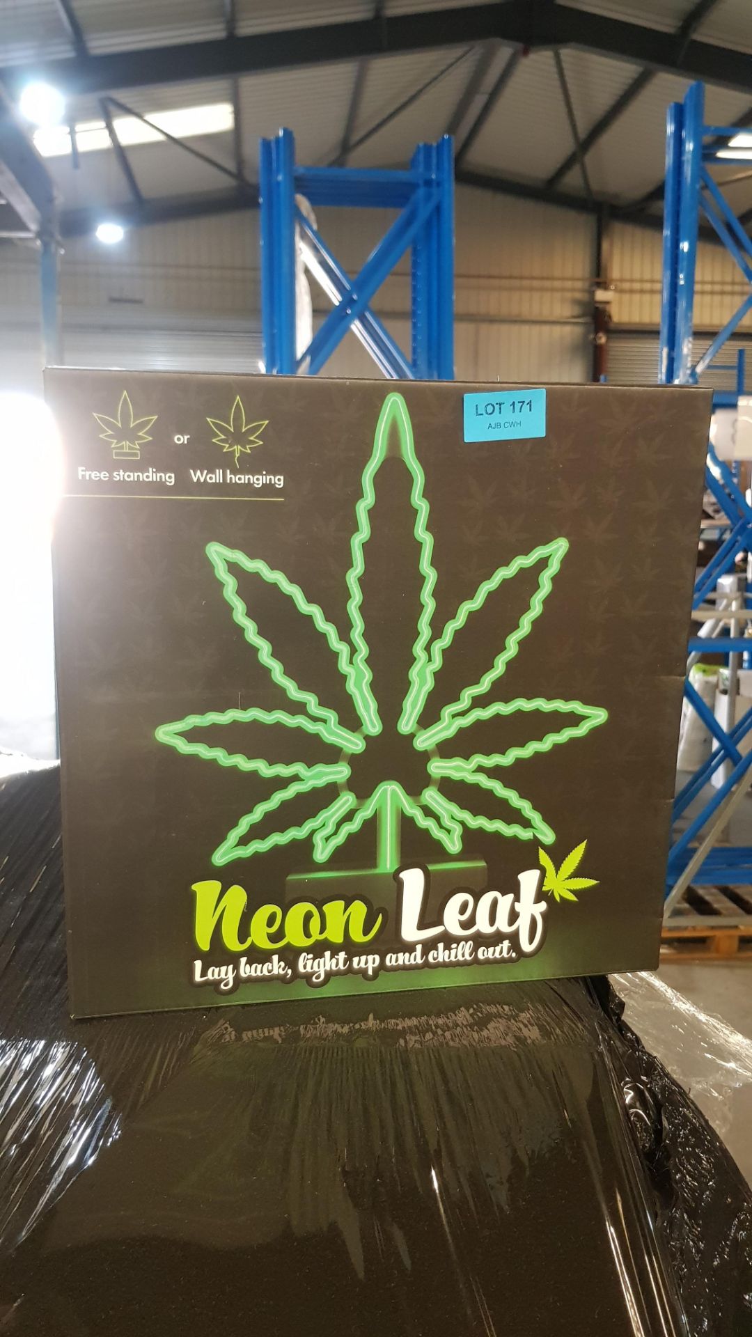 (P) Lot RRP £1936. Contents Of Pallet. Approx 114x Neon Leaf Deco Light (Free Standing Or Hanging). - Image 2 of 6