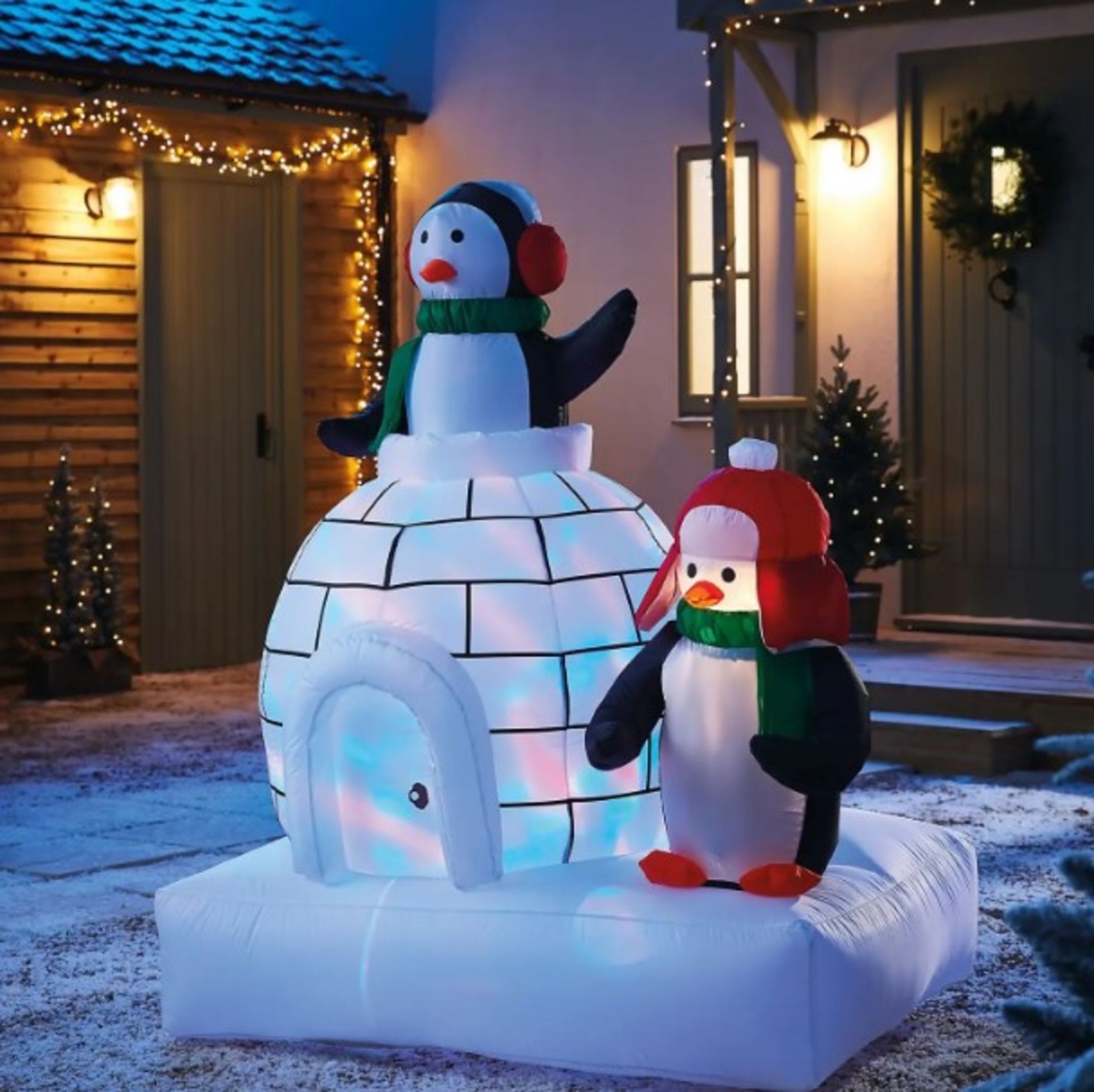 (5D) RRP £65. 5ft Penguins and Igloo Christmas Inflatable.