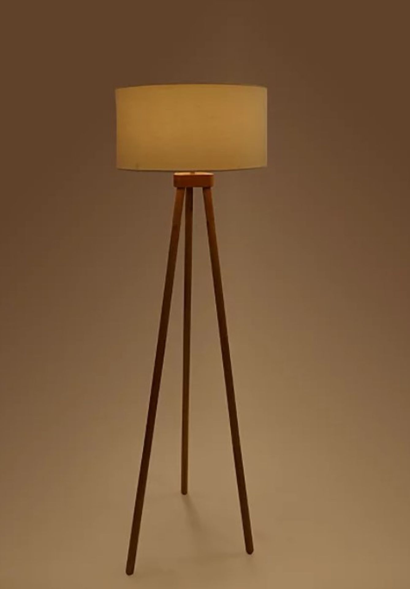 (6M) Lot RRP £129. 4x Lighting Items. 3x Tripod Wooden Floor Lamp Cream RRP £52 Each. 1x Tripod Flo - Image 3 of 8