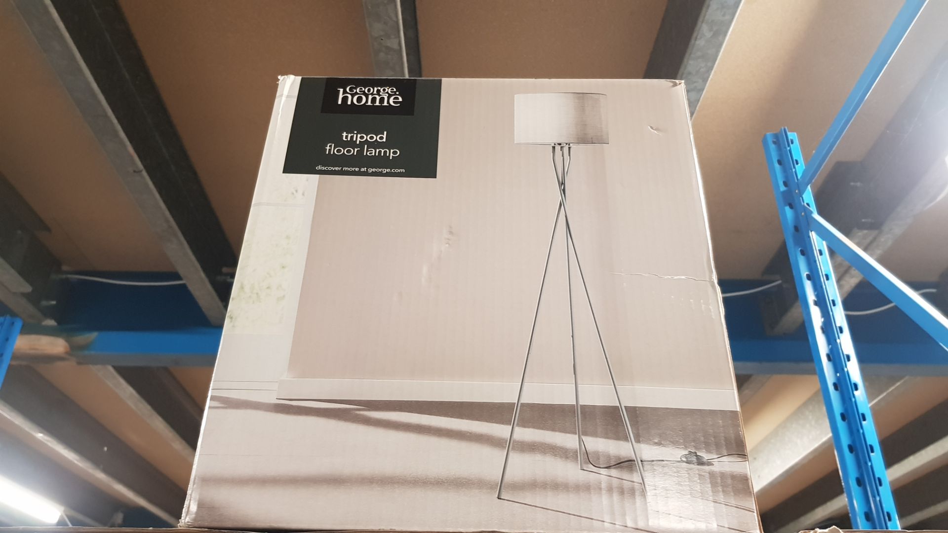 (6M) Lot RRP £129. 4x Lighting Items. 3x Tripod Wooden Floor Lamp Cream RRP £52 Each. 1x Tripod Flo - Image 8 of 8