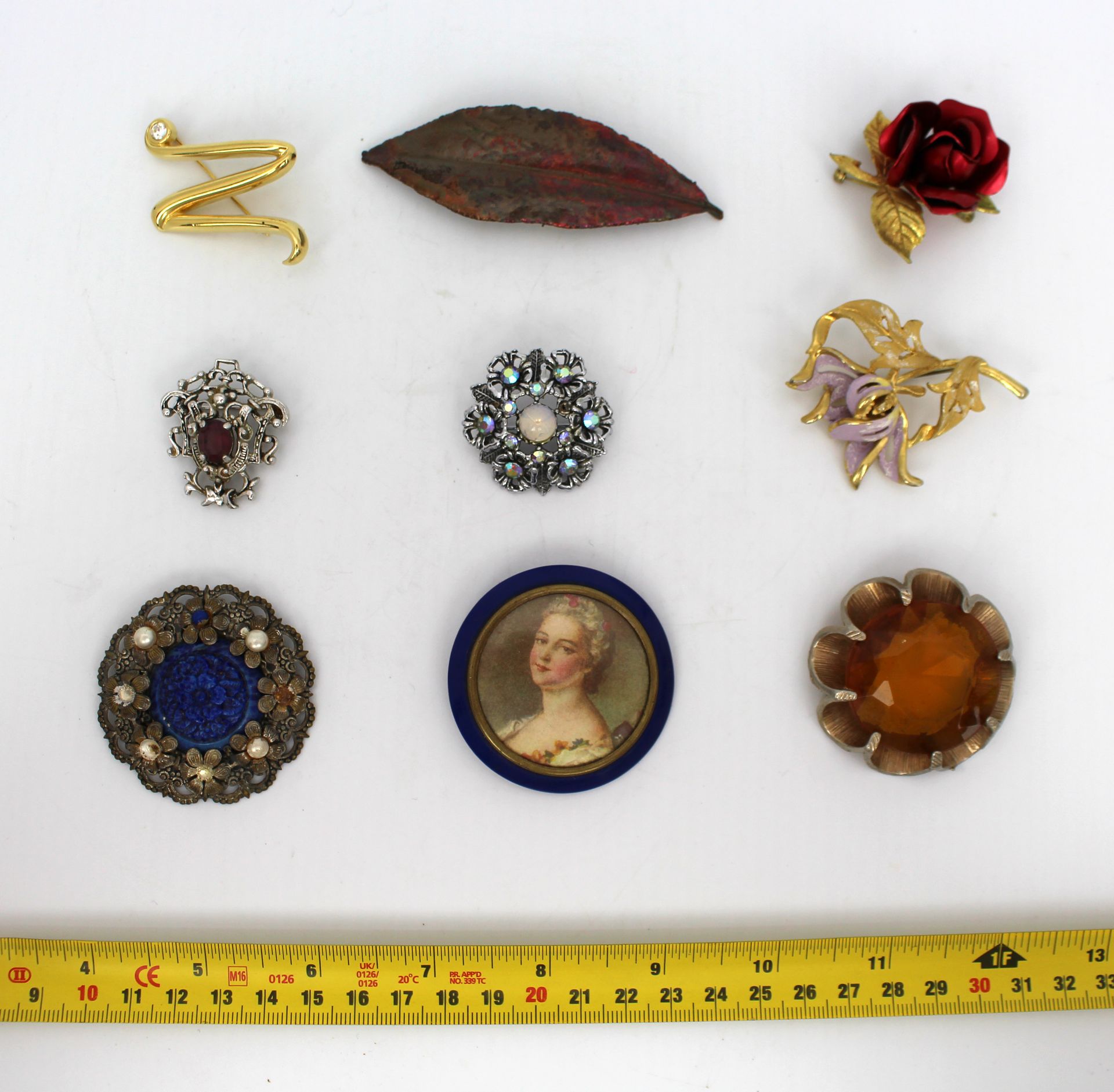 Set of 9 Vintage Brooches - Image 2 of 3