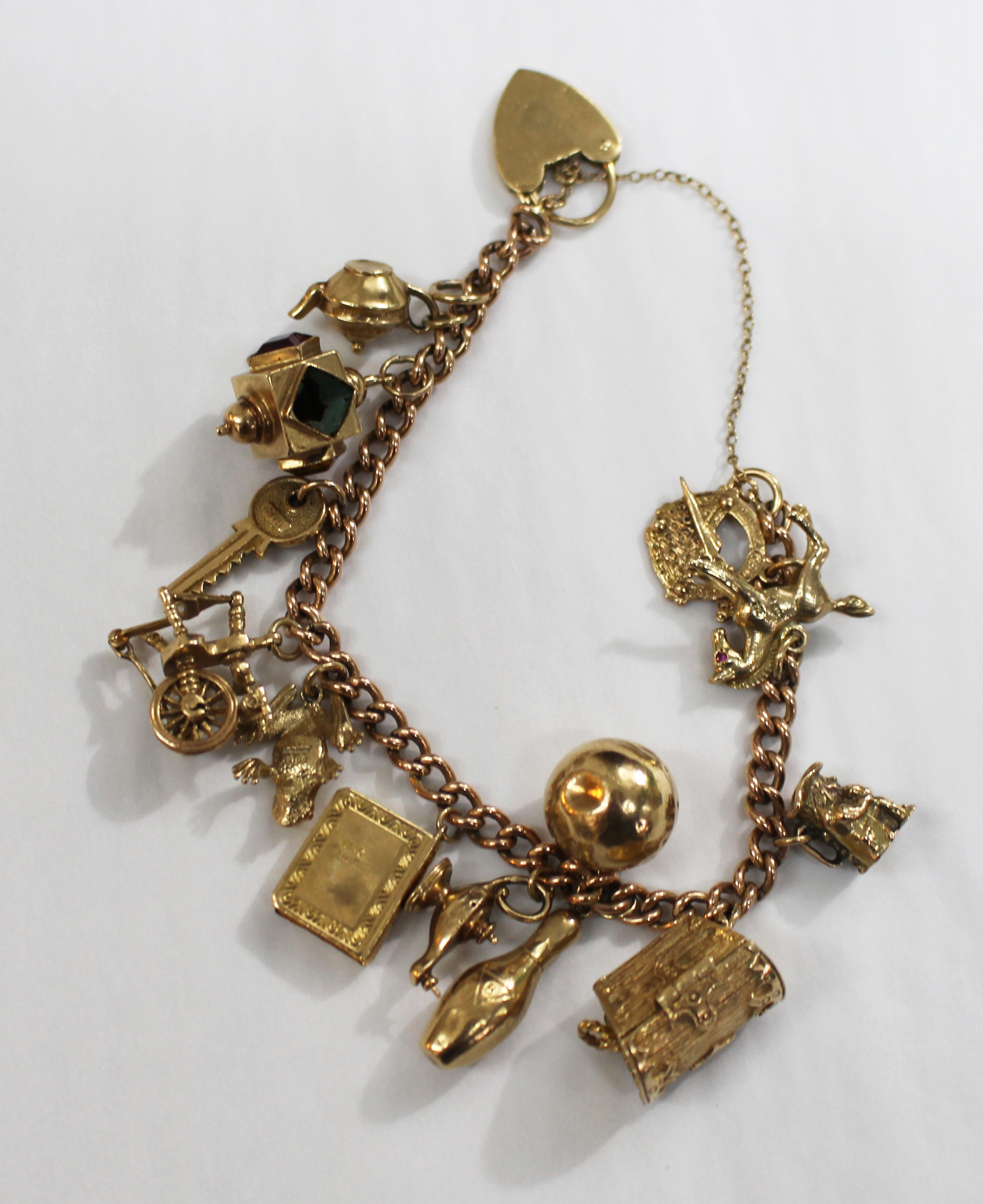 9ct Gold Vintage Charm Bracelet with 14 Charms - Image 2 of 10