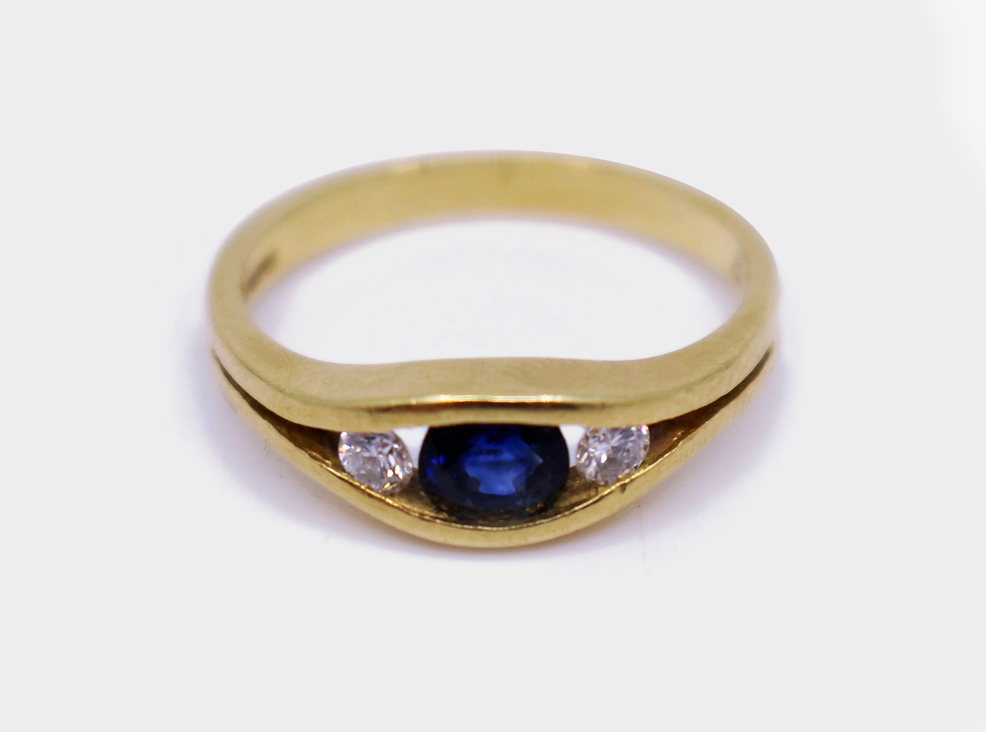 Three Stone Sapphire & Diamond 18ct Gold Ring - Image 2 of 7