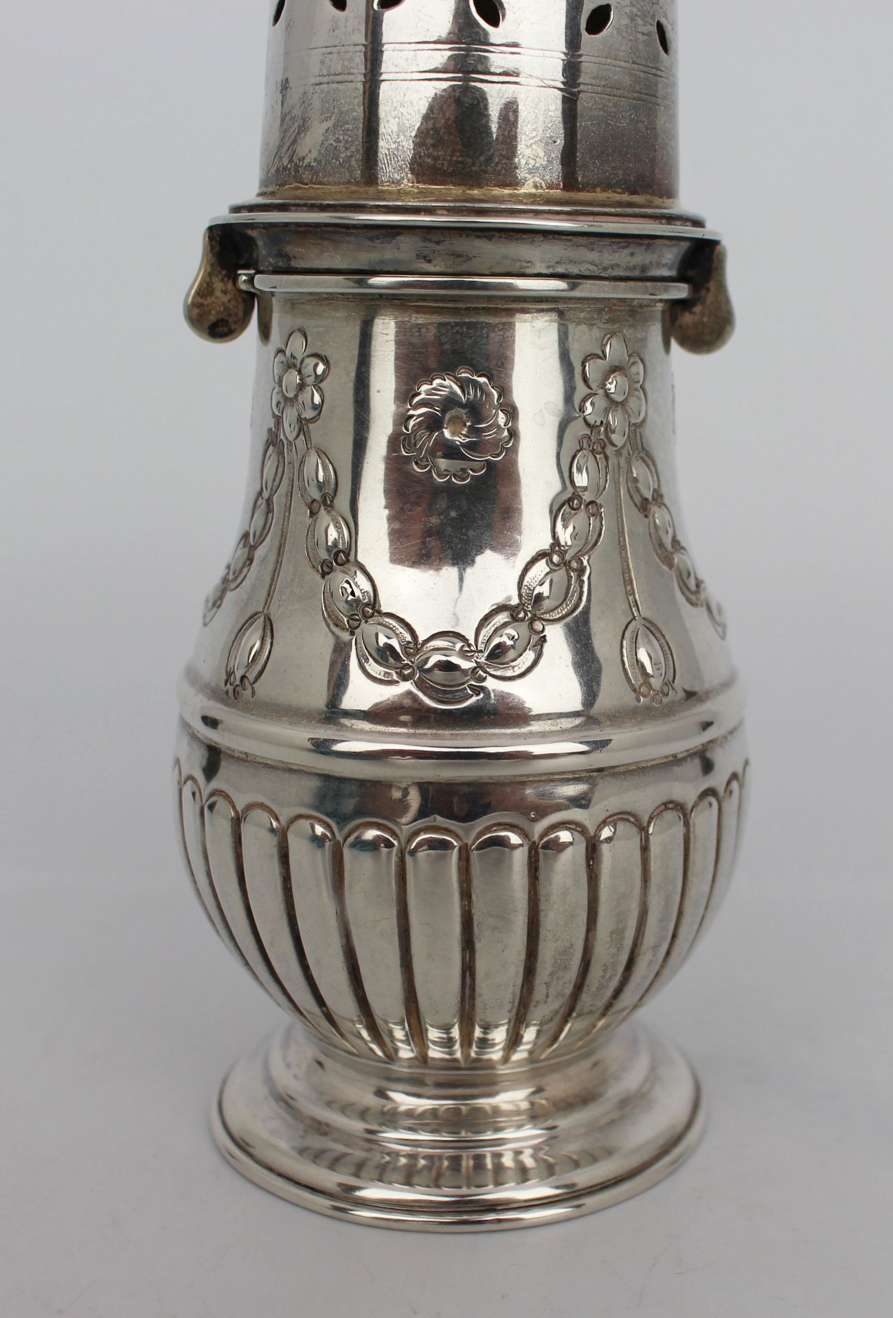 Edwardian Solid Silver Sugar Caster by Matthew John Jessop - Image 4 of 6