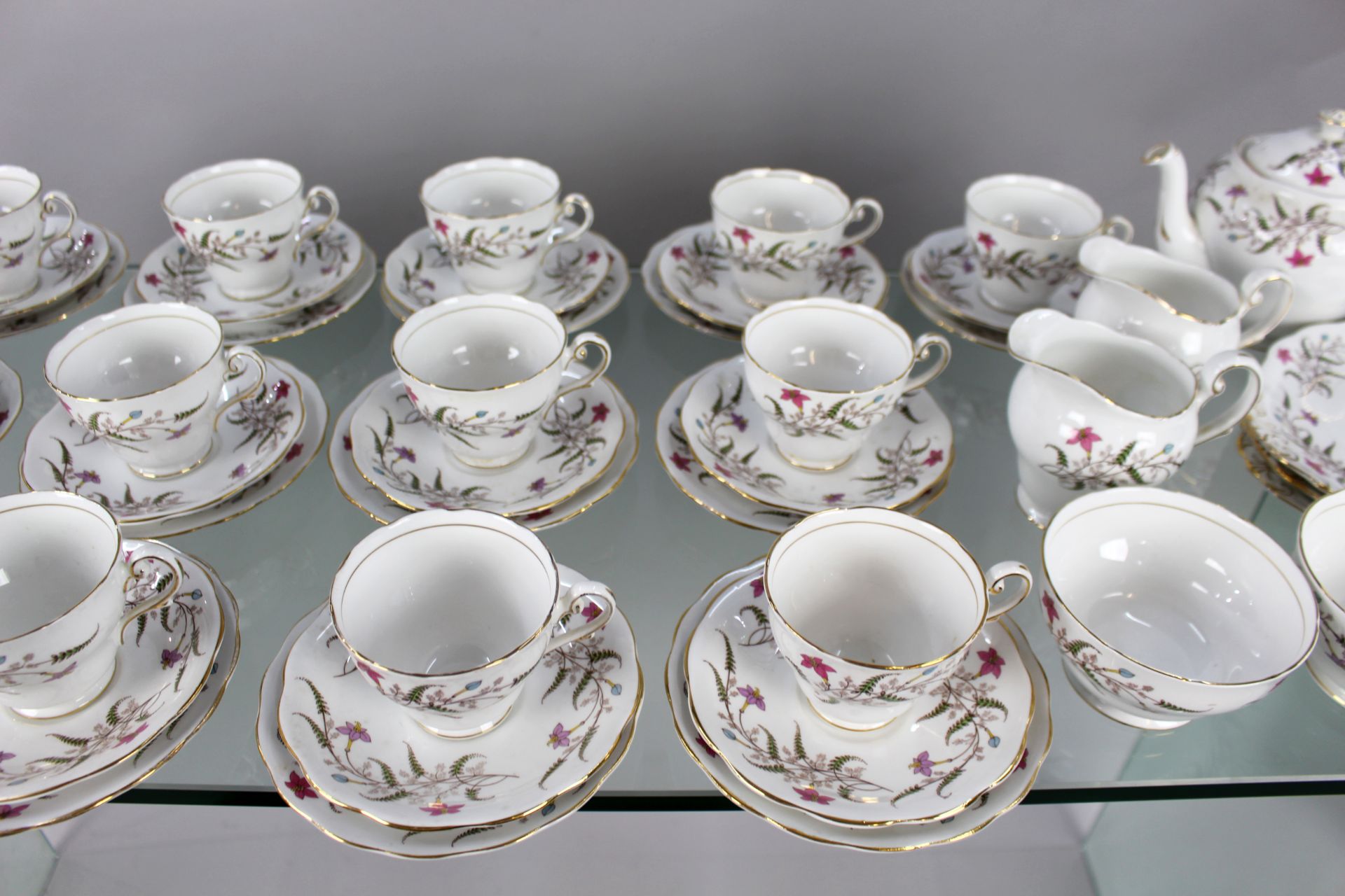 Royal Standard Fancy Free 16 Place Tea Service - Image 3 of 5