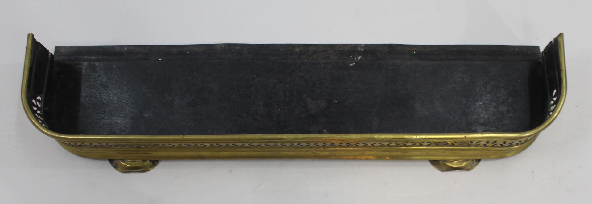 Small Antique Footed Brass Fender - Image 4 of 5