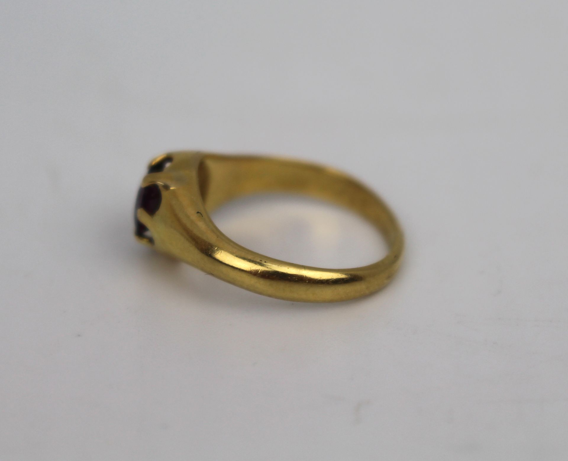 Garnet Yellow Gold Ring - Image 3 of 5