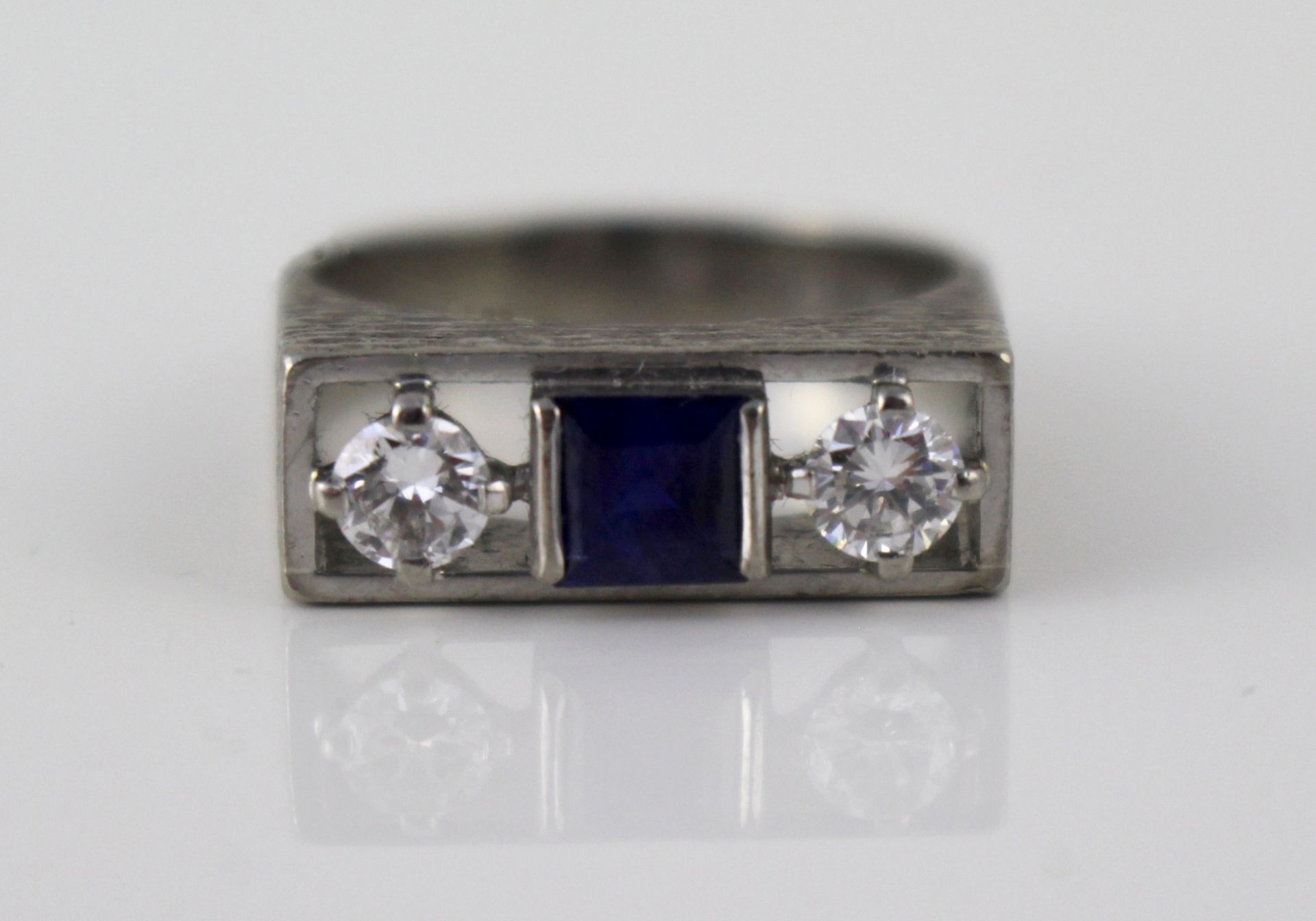 Sapphire & Diamond Three Stone White Gold Ring - Image 2 of 7