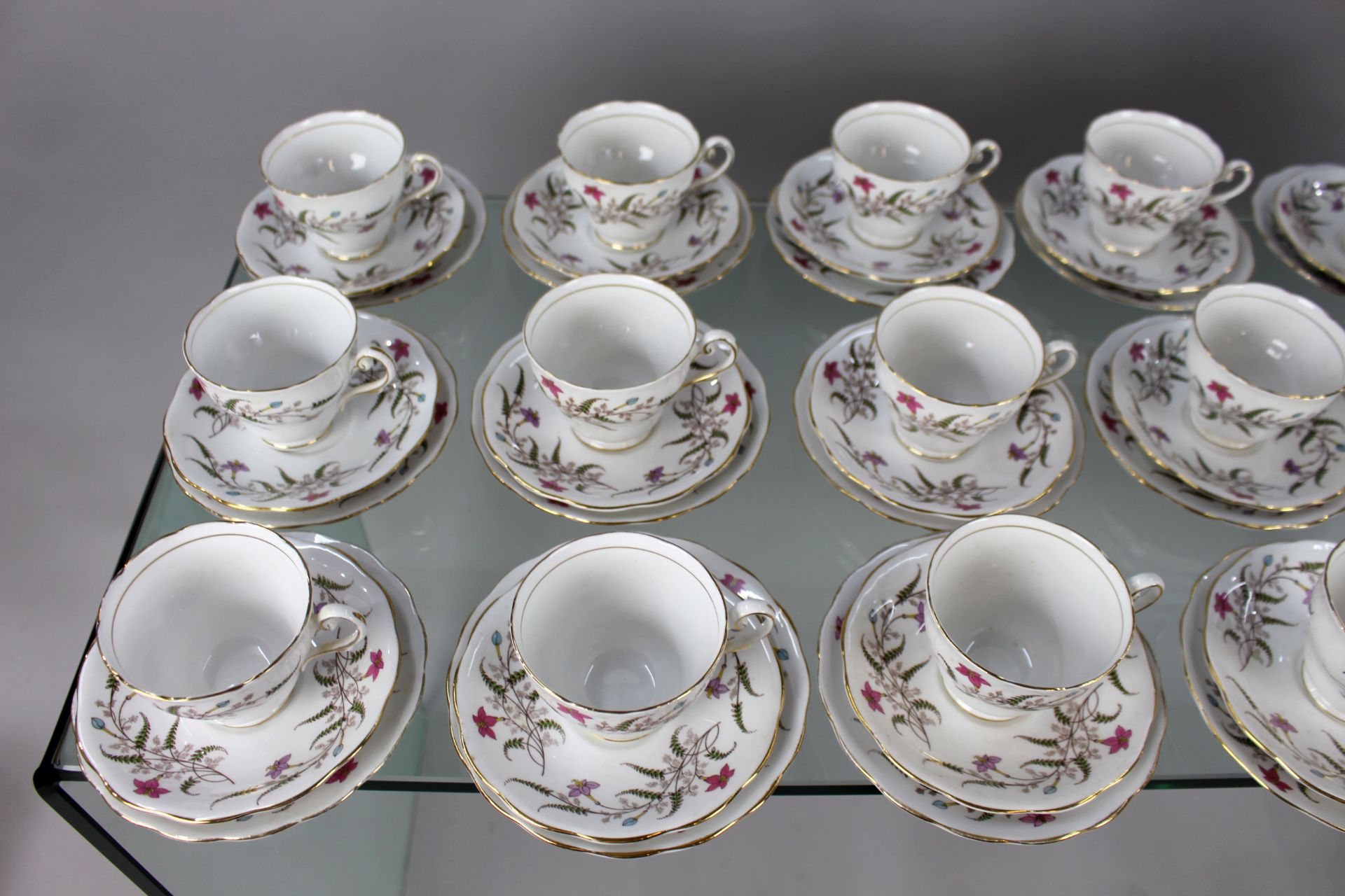 Royal Standard Fancy Free 16 Place Tea Service - Image 2 of 5