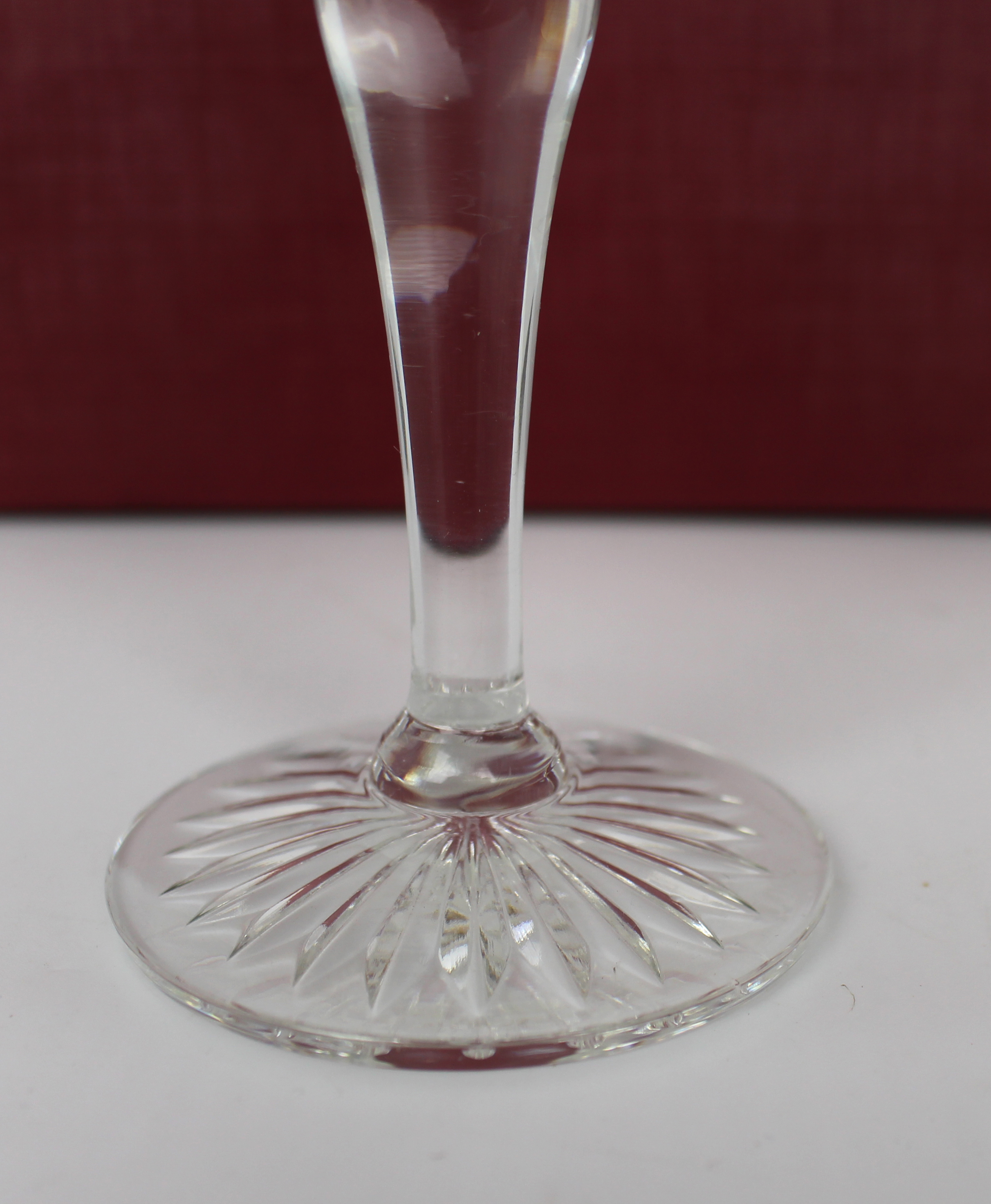 Set of 12 Tudor Crystal Castile Pattern Wine Glasses - Image 4 of 7