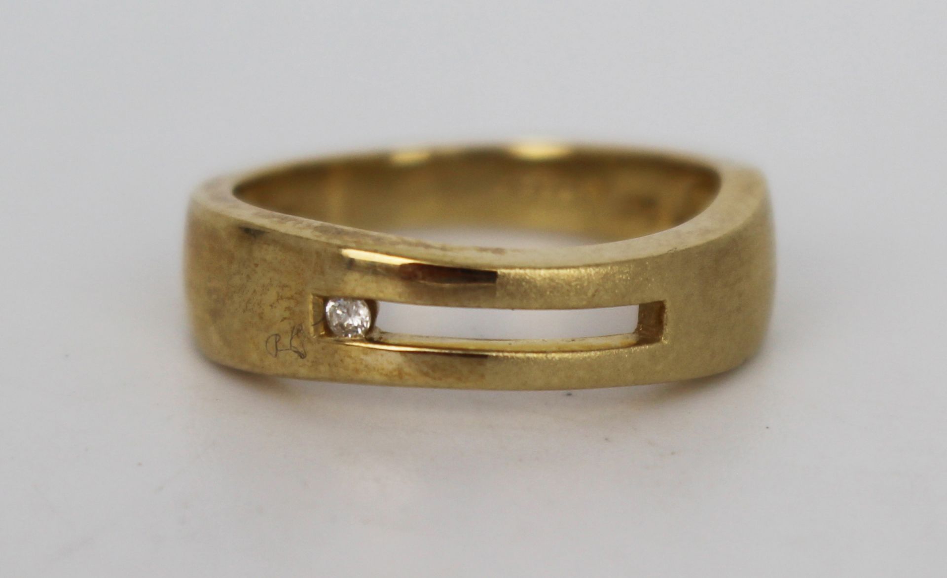 9ct Gold Diamond Ring - Image 2 of 5