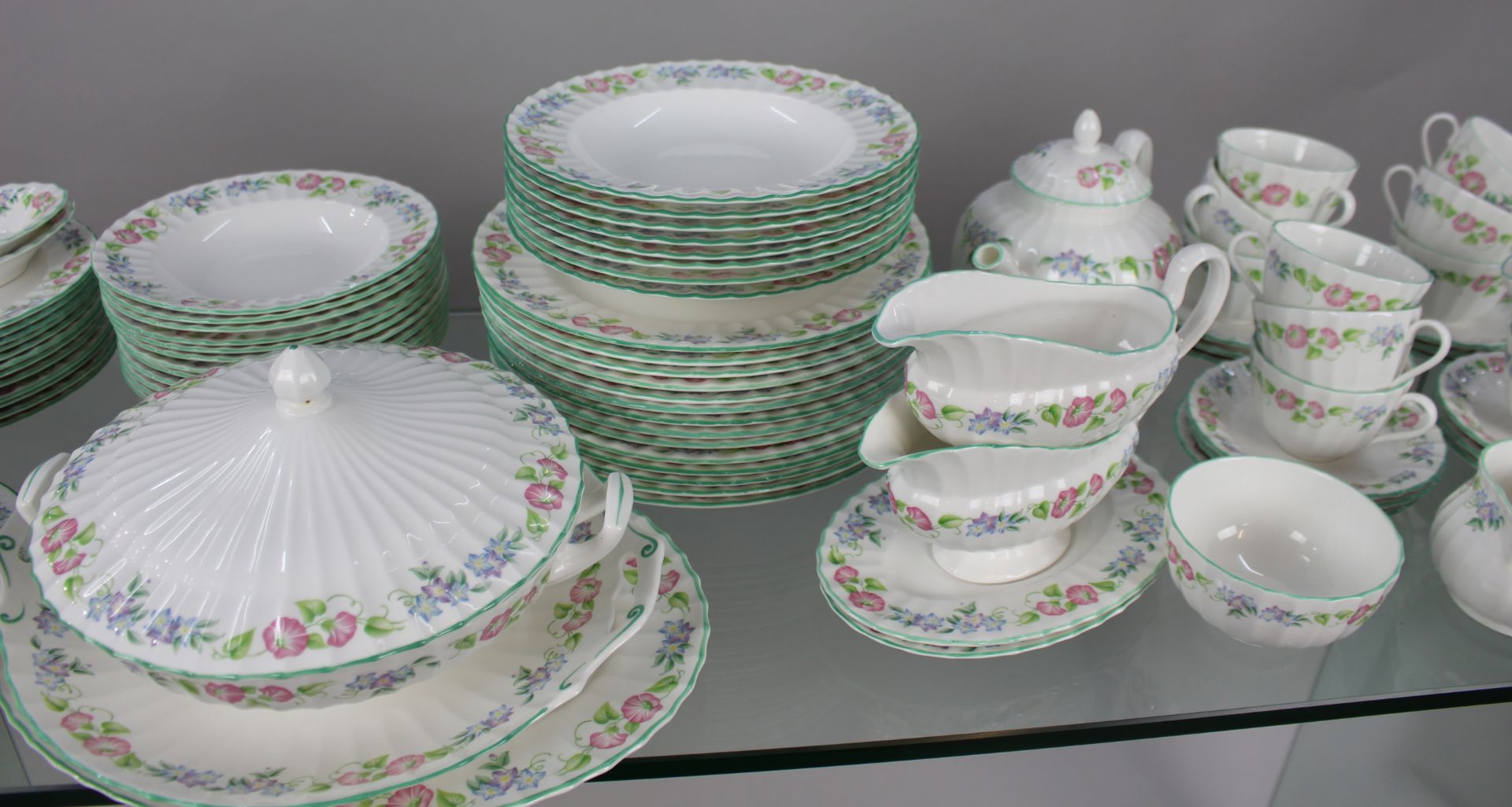 Royal Worcester English Garden Dinner Service - Image 4 of 9