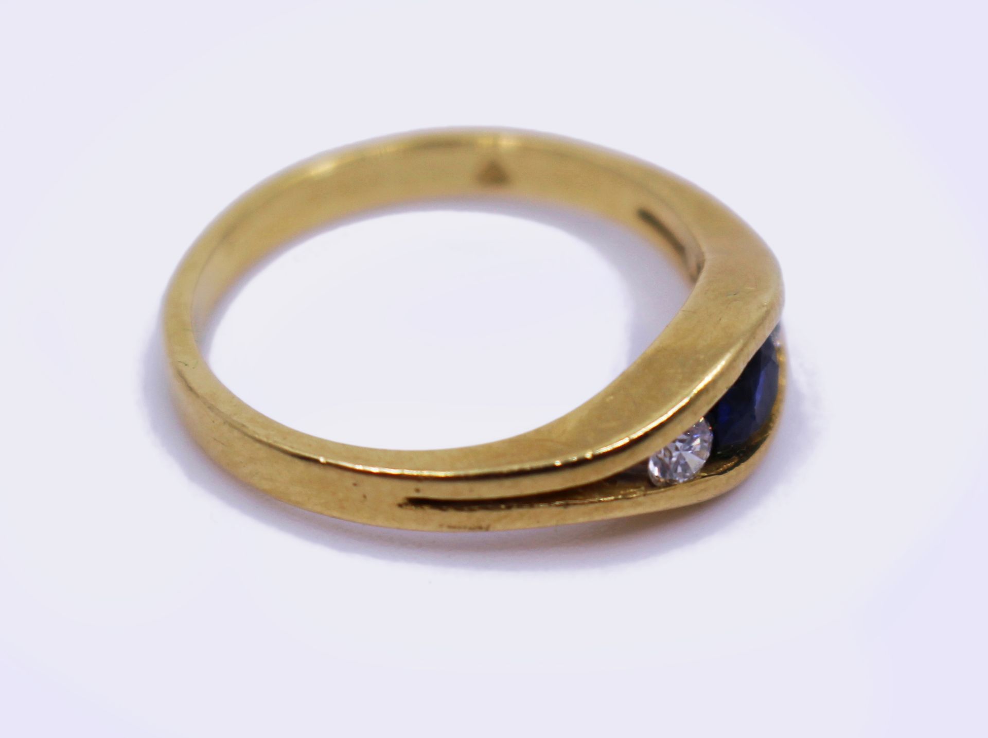 Three Stone Sapphire & Diamond 18ct Gold Ring - Image 3 of 7