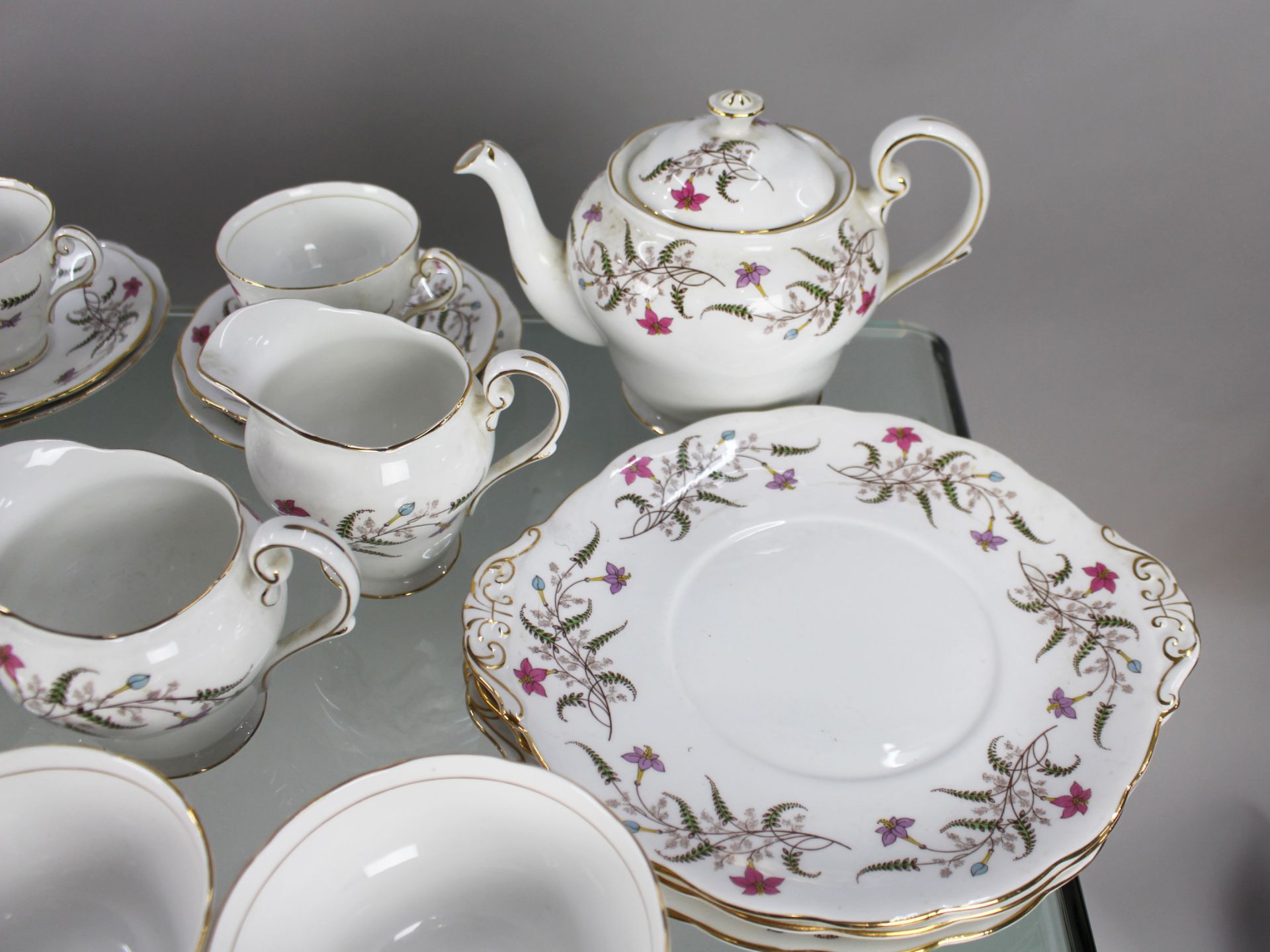 Royal Standard Fancy Free 16 Place Tea Service - Image 4 of 5