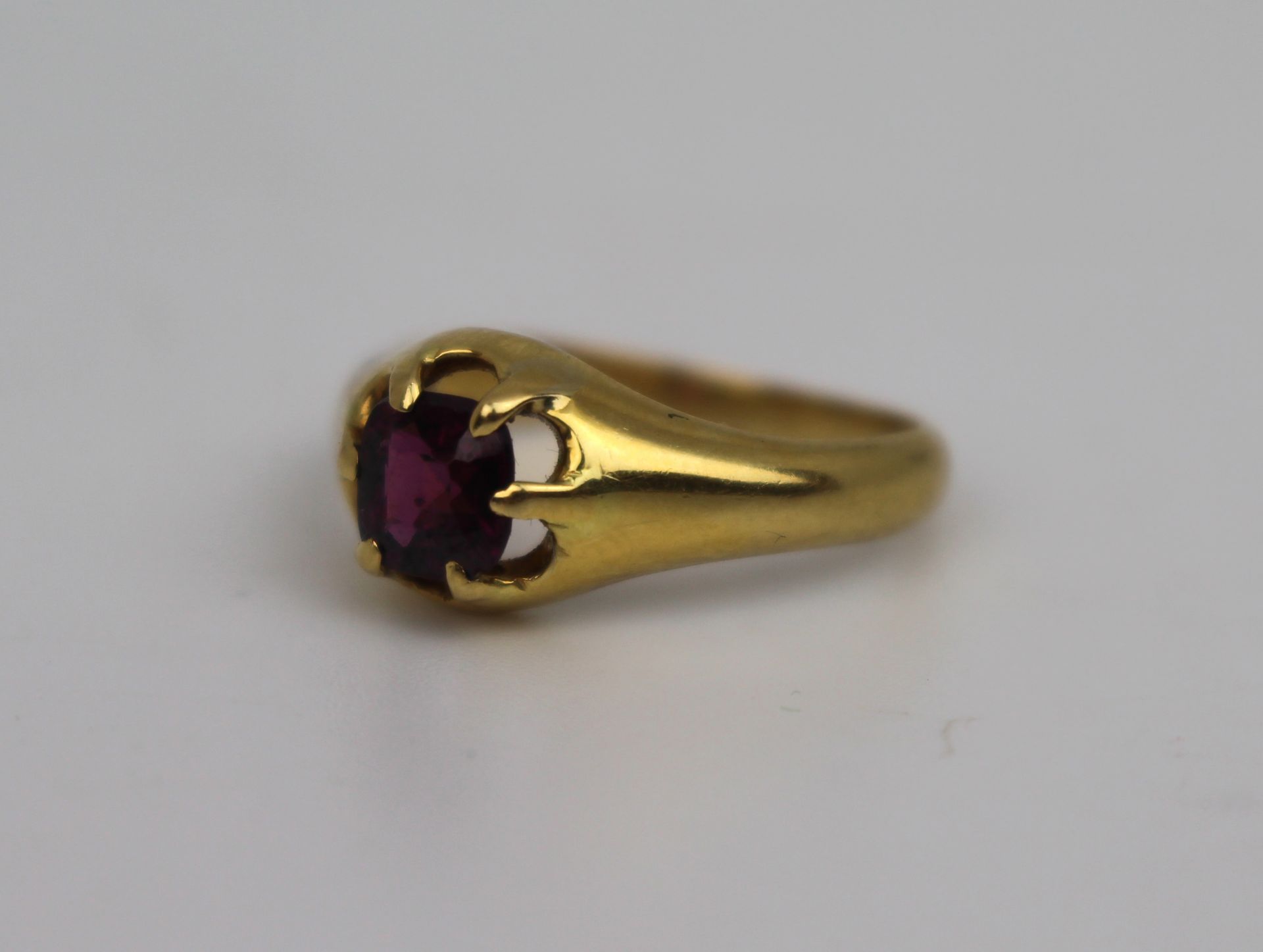 Garnet Yellow Gold Ring - Image 4 of 5