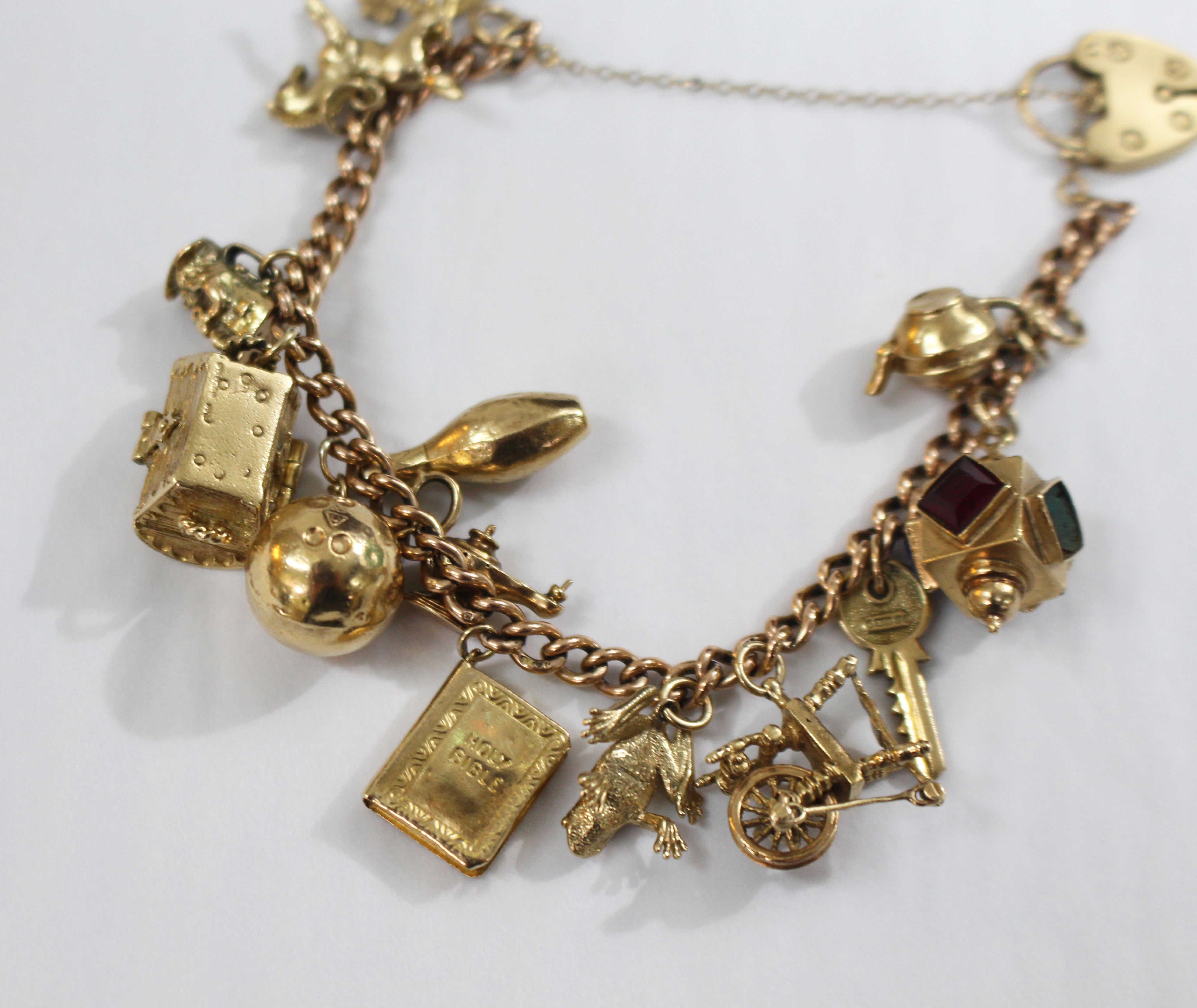 9ct Gold Vintage Charm Bracelet with 14 Charms - Image 6 of 10