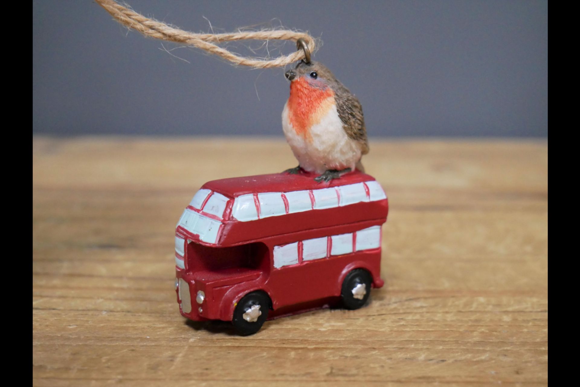1x Robin on Red Bus Hanging Ornament - Image 2 of 3