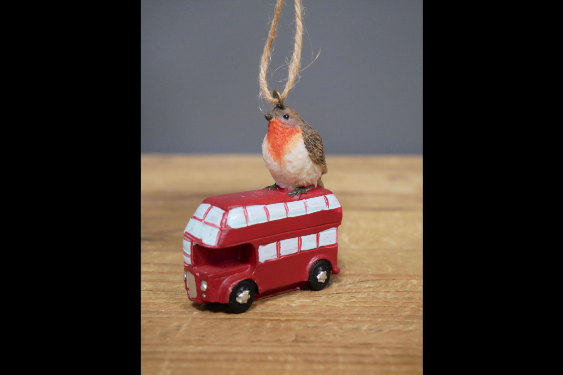 1x Robin on Red Bus Hanging Ornament - Image 3 of 3