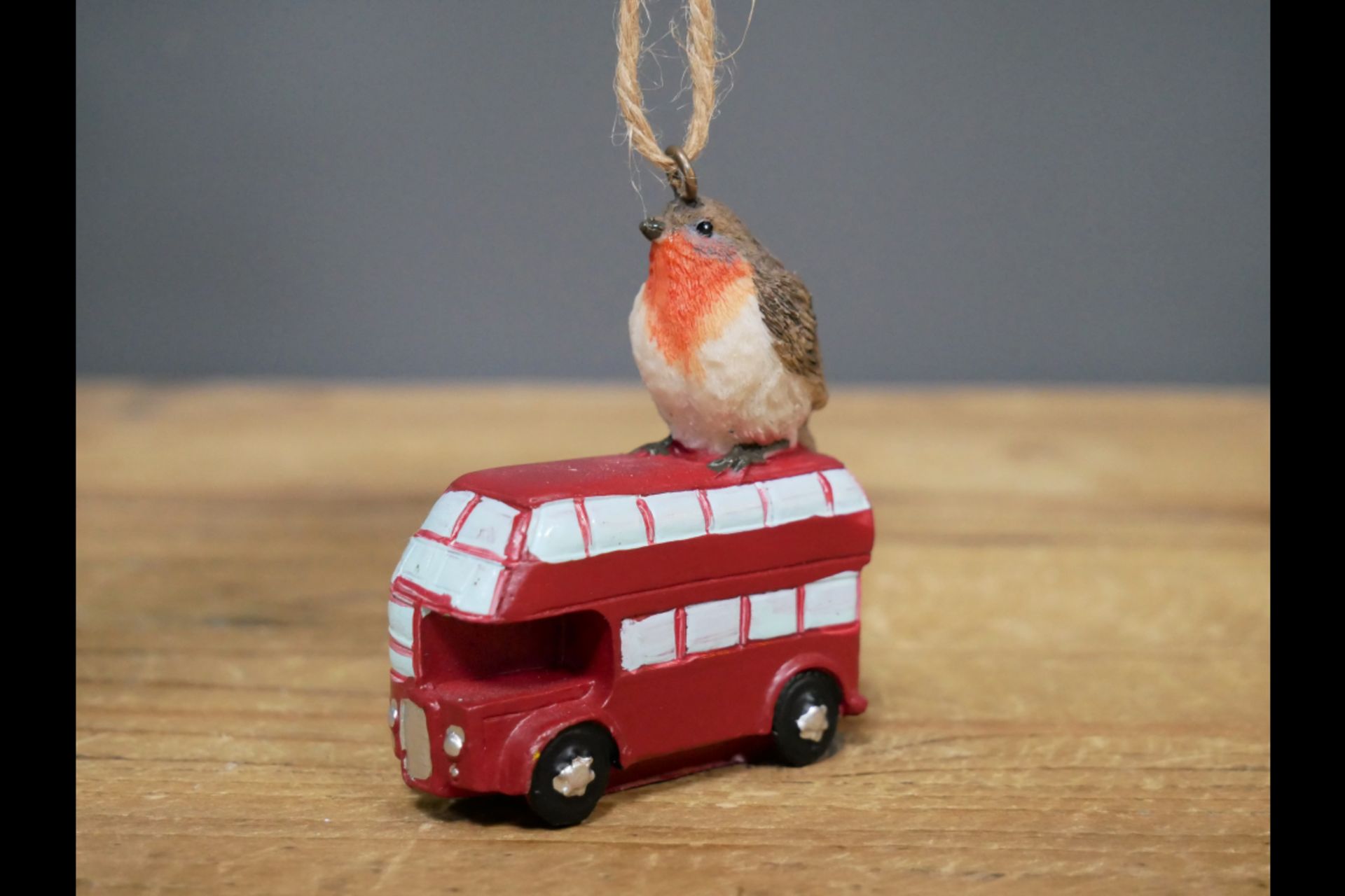 1x Robin on Red Bus Hanging Ornament