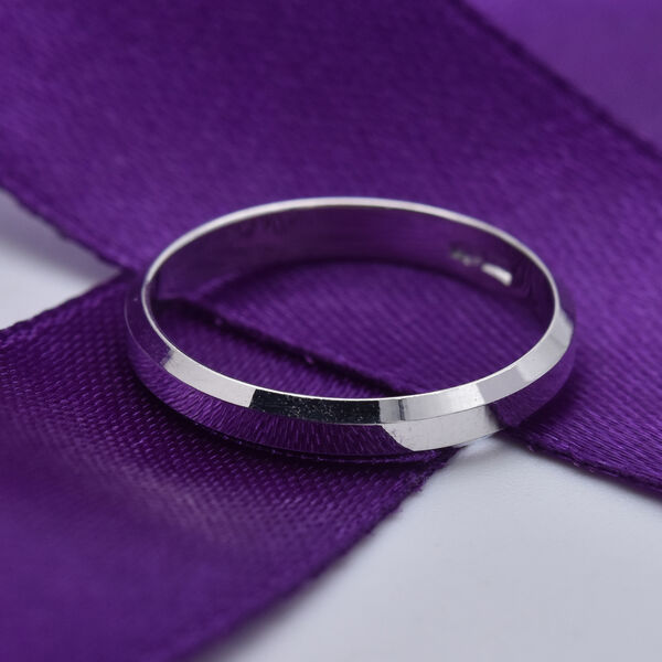 NEW!! 9K White Gold Bevel Edged Band Ring