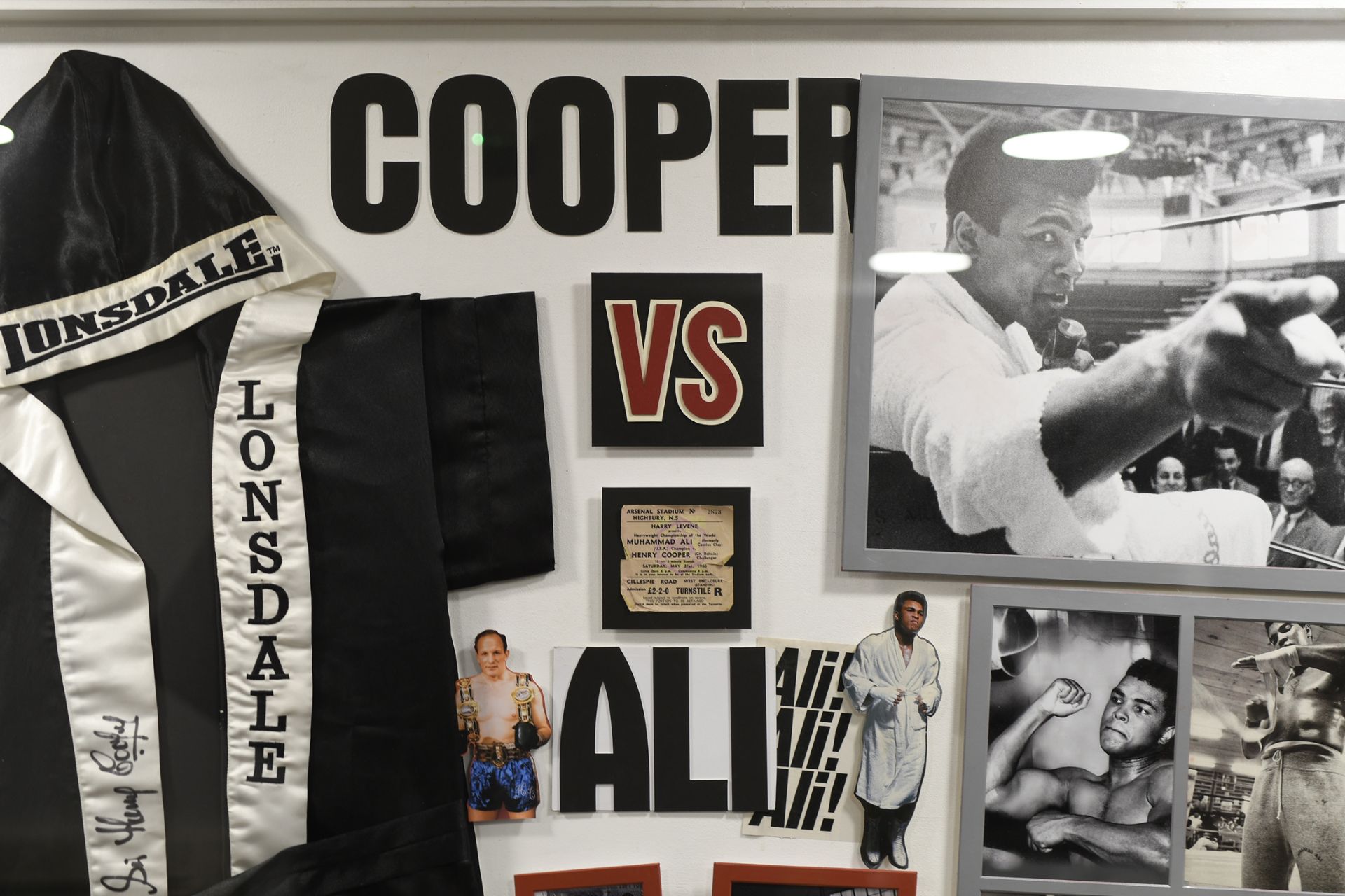 Framed Muhammad Ali and Henry Cooper Presentation with Original Signatures - Image 8 of 11