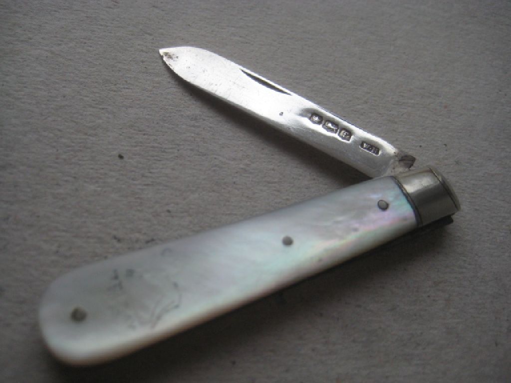 Rare George V Wembley Etched Mother of Pearl Hafted Silver Bladed Folding Fruit Knife - Image 4 of 7