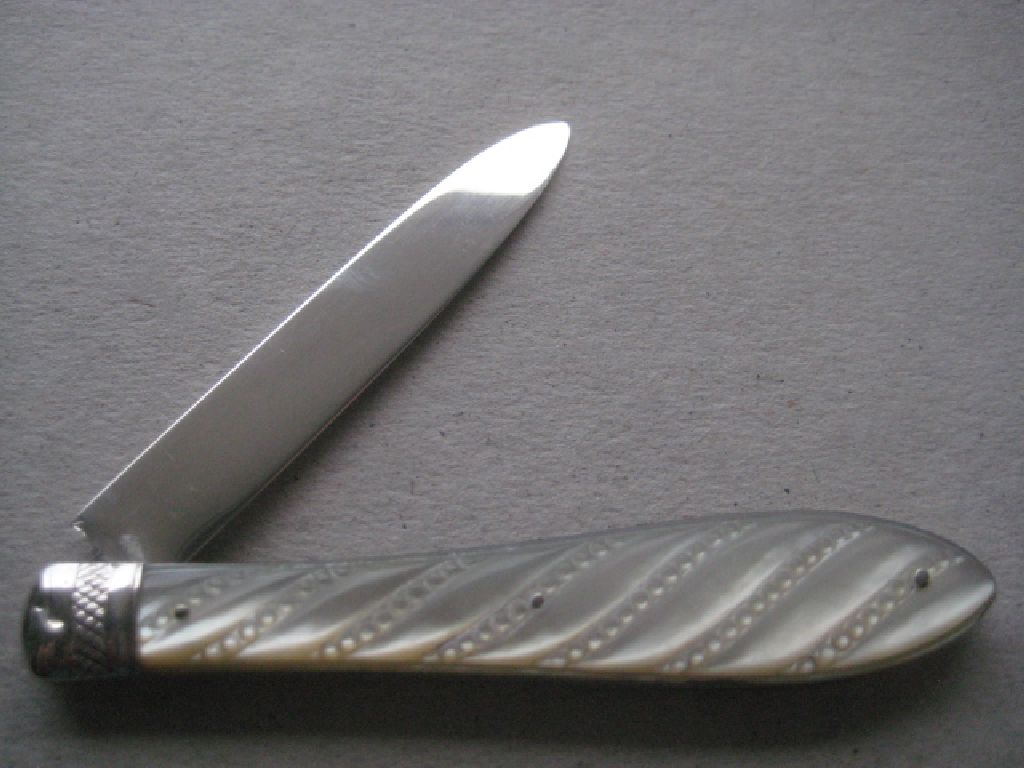 Victorian Mother of Pearl Hafted Silver Bladed Folding Fruit Knife and Fork, Cased - Image 9 of 25