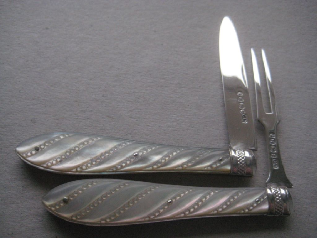 Victorian Mother of Pearl Hafted Silver Bladed Folding Fruit Knife and Fork, Cased - Image 6 of 25