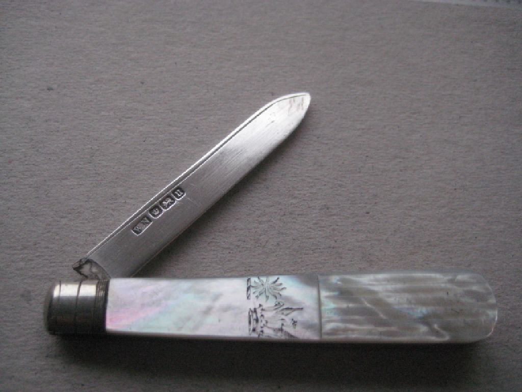 George V Mother of Pearl Hafted Silver Bladed Folding Fruit Knife - Image 2 of 10