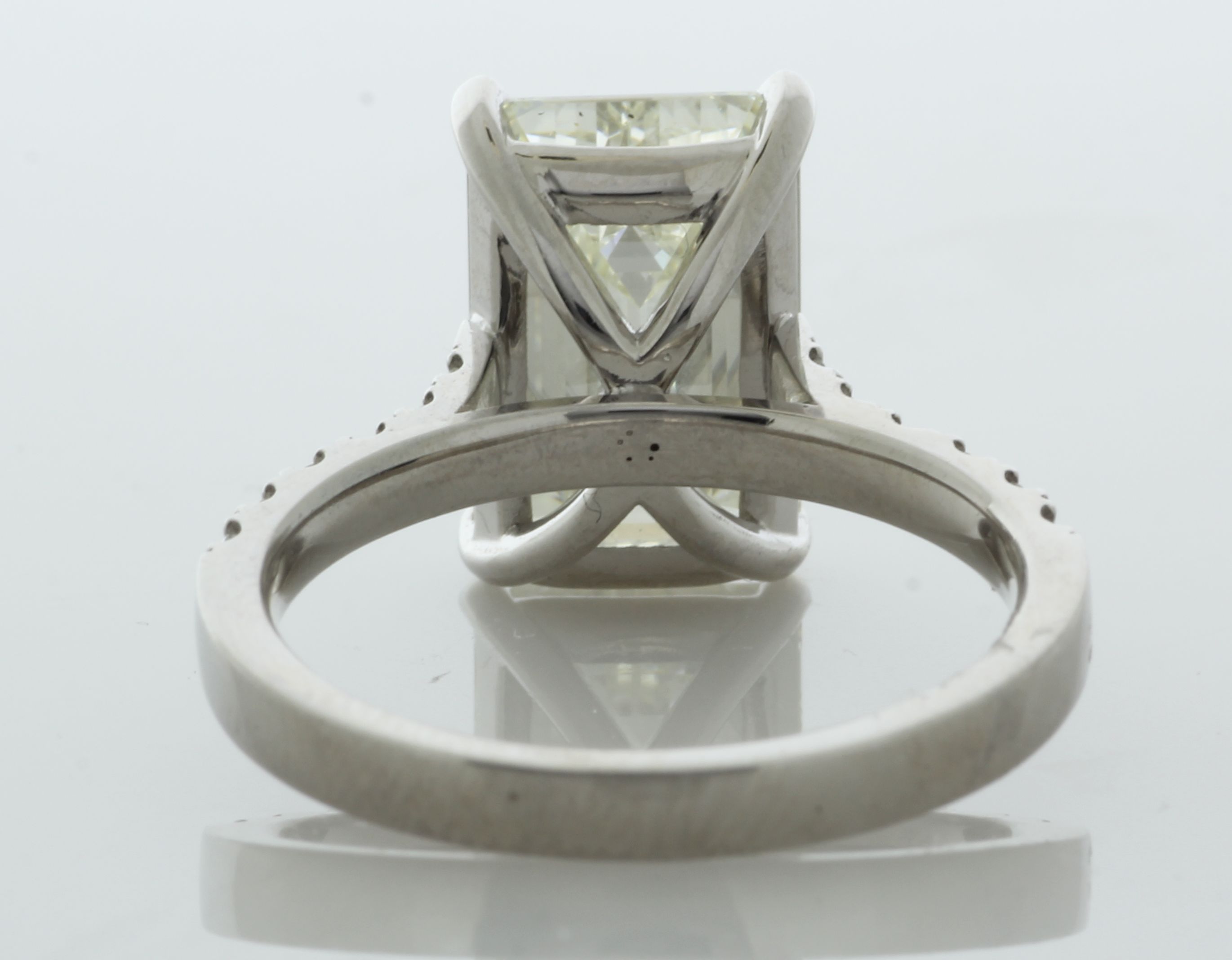 18ct White Gold Single Stone Emerald Cut Diamond Ring (D5.00) 5.35 Carats - Image 3 of 4