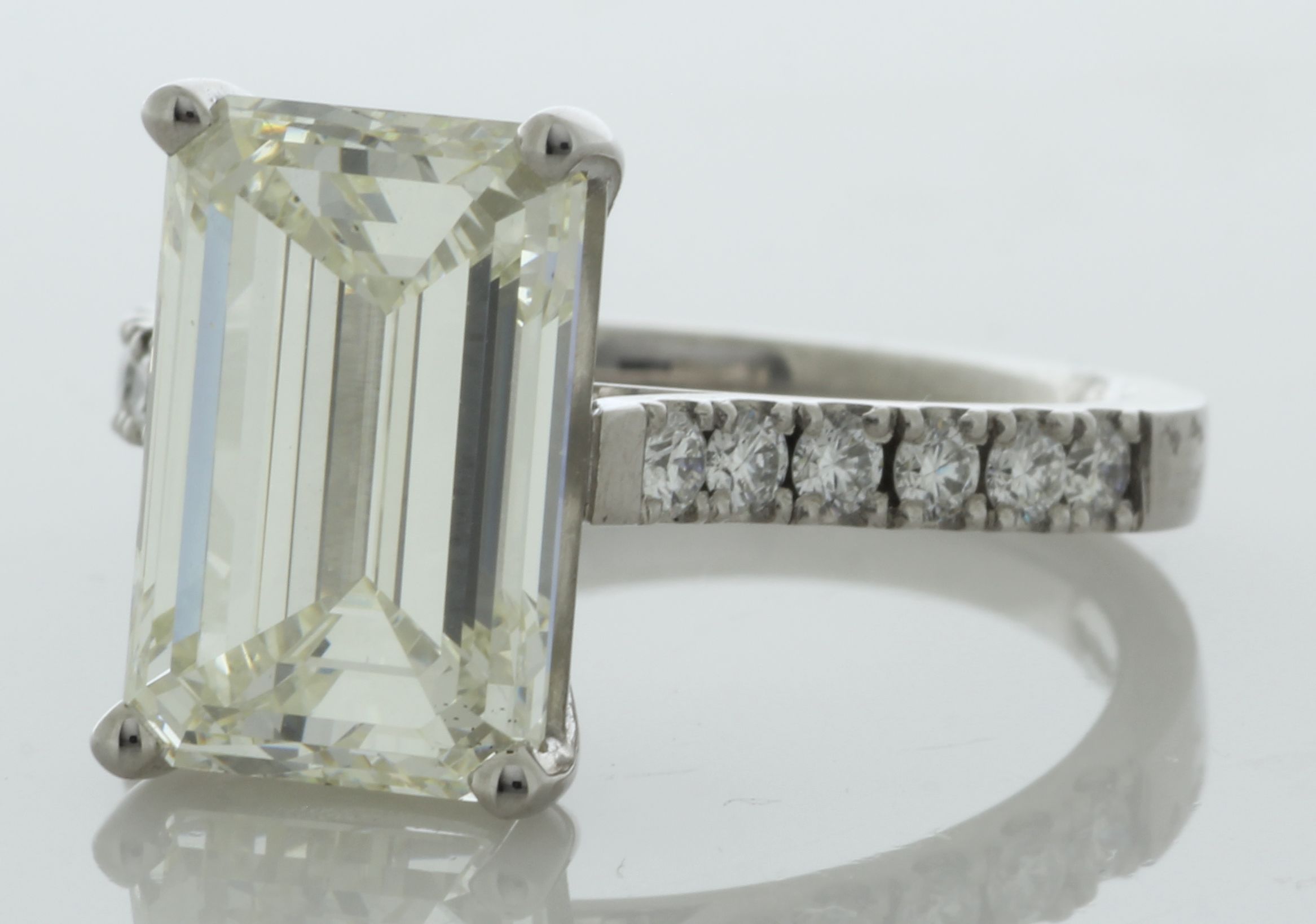 18ct White Gold Single Stone Emerald Cut Diamond Ring (D5.00) 5.35 Carats - Image 2 of 4