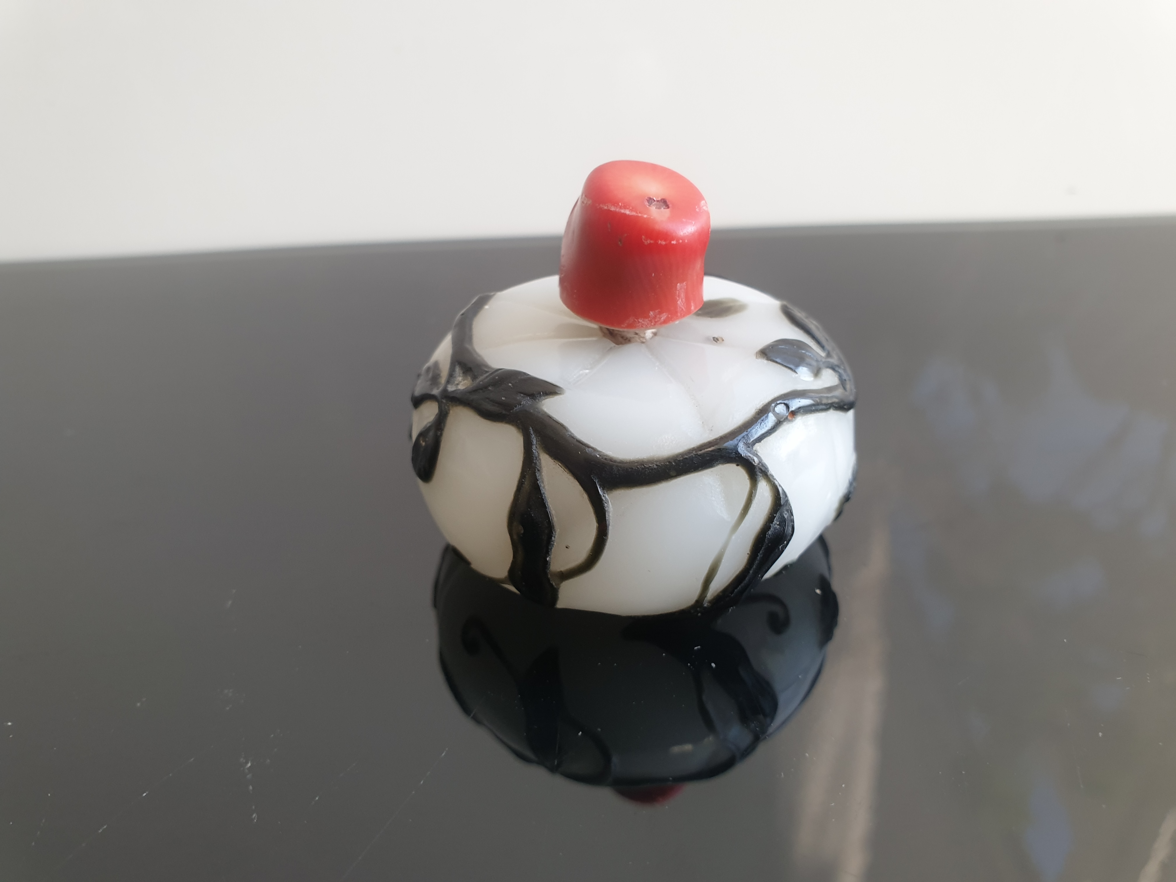 An Early Made Chinese Carved White Glass Overlay Pumpkin Snuff Bottle With Coral Stopper - Image 3 of 5