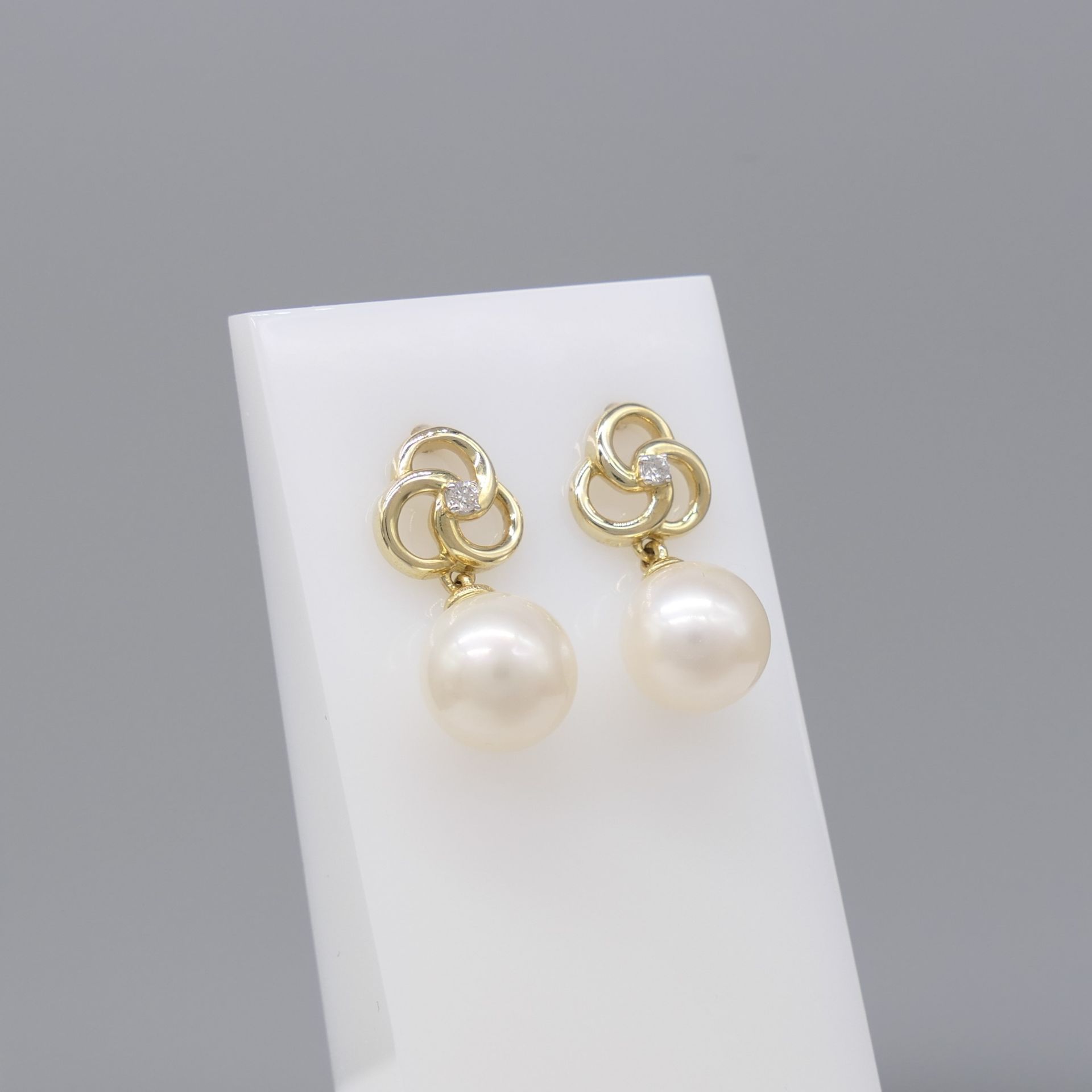 Freshwater Pearl and Diamond Pinwheel Droplet Earrings In 9ct Yellow Gold, Boxed - Image 2 of 5