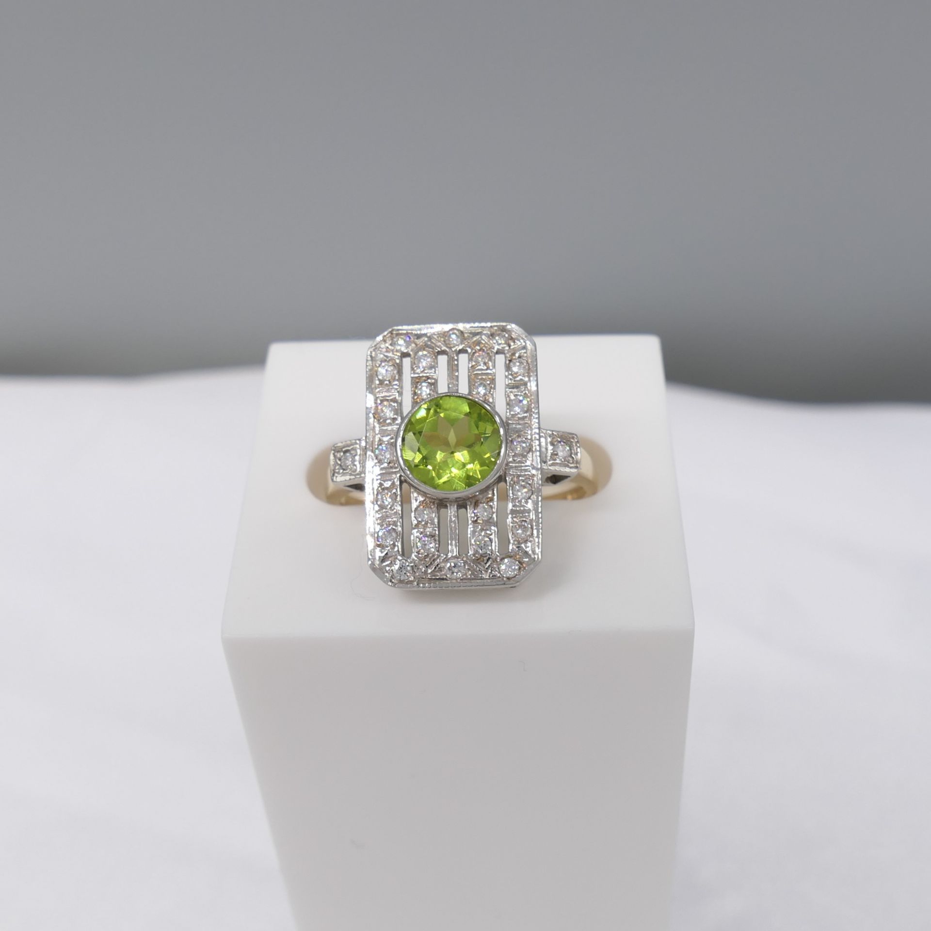 9ct White and Yellow Gold Vintage-style Peridot and Diamond Panel Ring - Image 2 of 6