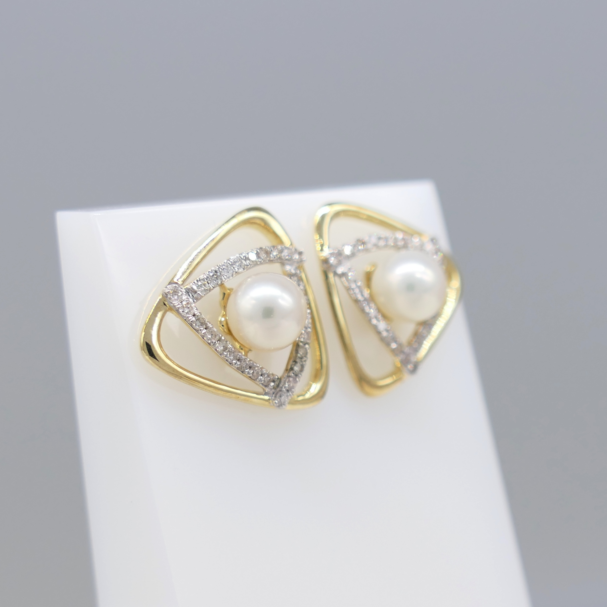 Pair of 9ct Yellow Gold Triangular Ear Studs Set With Cultured Pearls and Diamonds, Boxed - Image 2 of 5