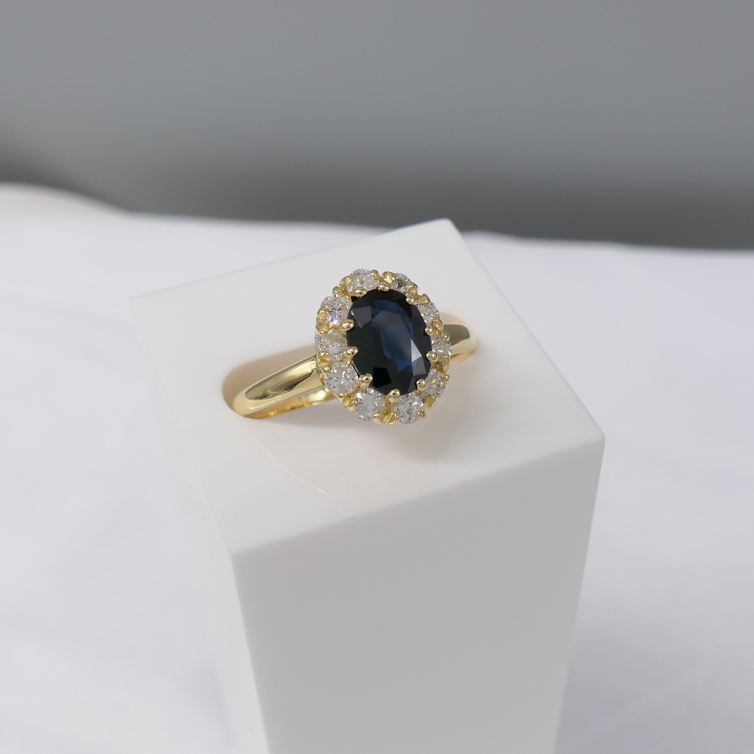 Oval-cut Sapphire and Round Brilliant-cut Diamond Cluster Ring In 18ct Yellow Gold - Image 5 of 6