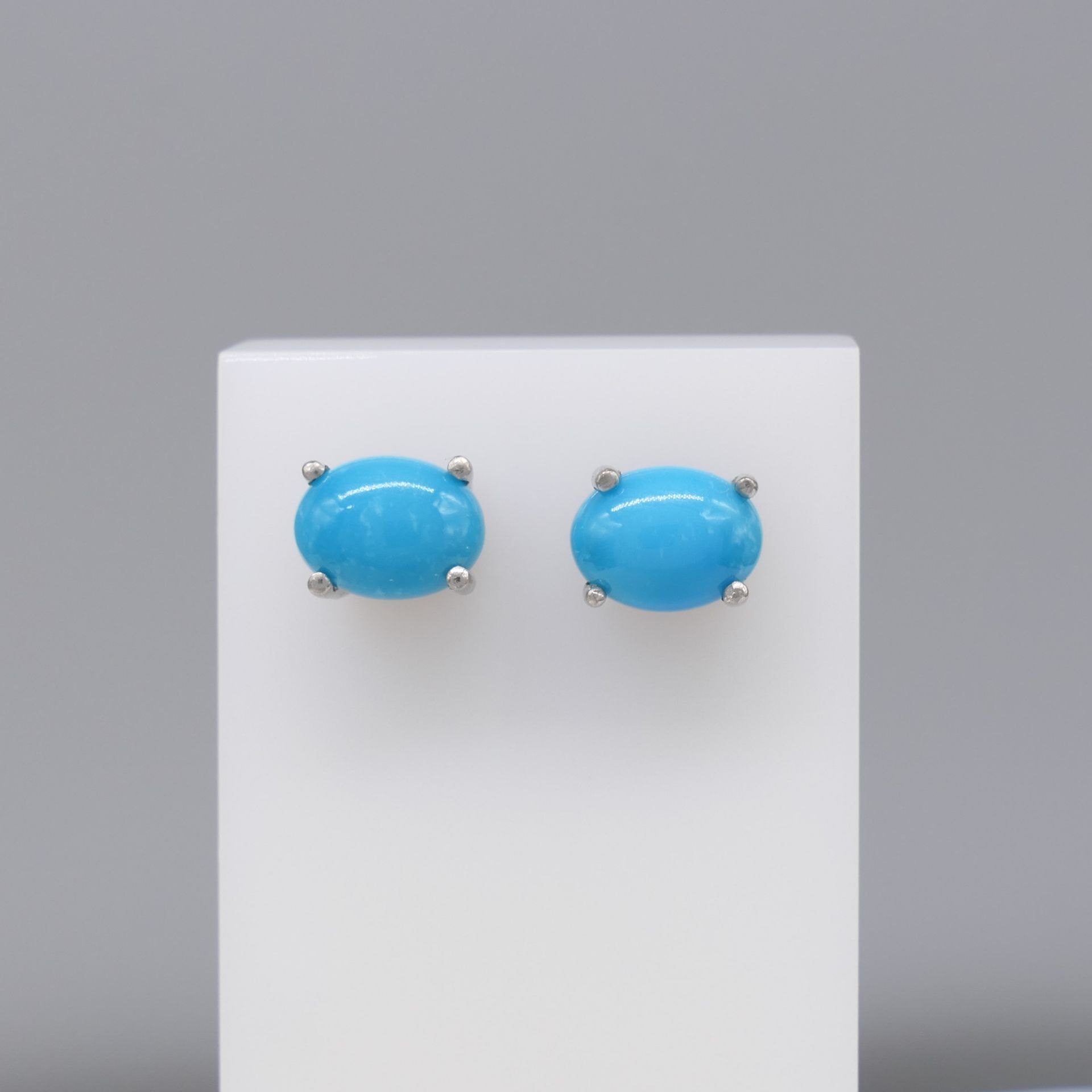 A Pair of Natural Cabochon Turquoise Ear Studs In Silver, With Butterfly Backs - Image 5 of 5