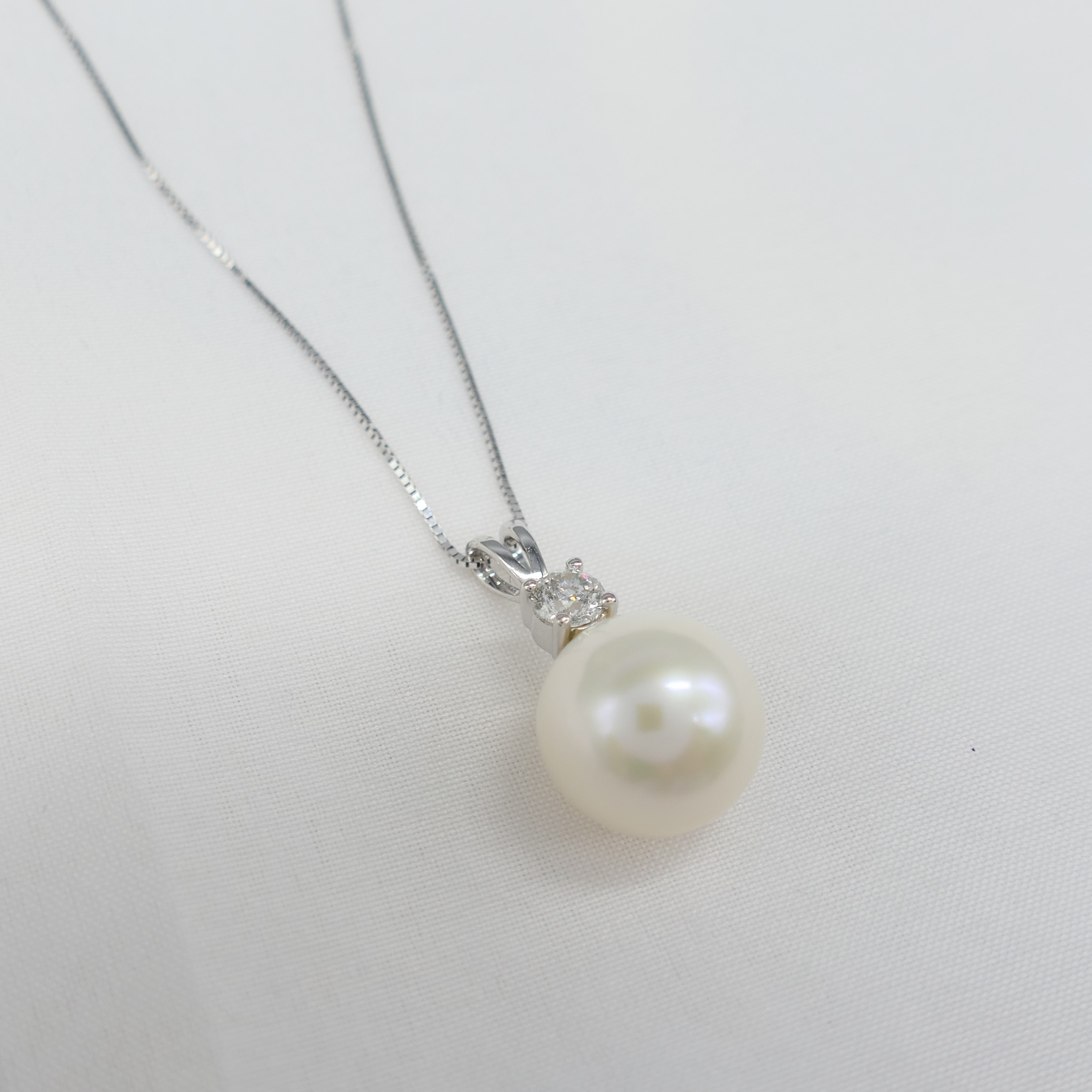 White Gold Freshwater Pearl and Diamond Necklace - Image 4 of 6