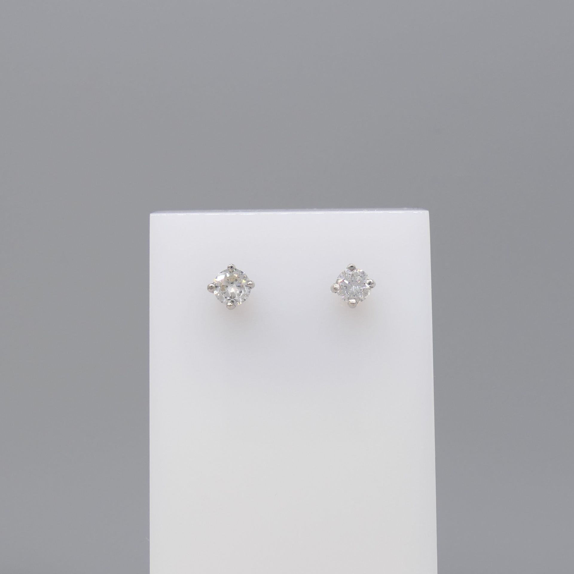 18ct White Gold 0.40 Carat Round Brilliant-cut Diamond Ear Studs - Image 2 of 6