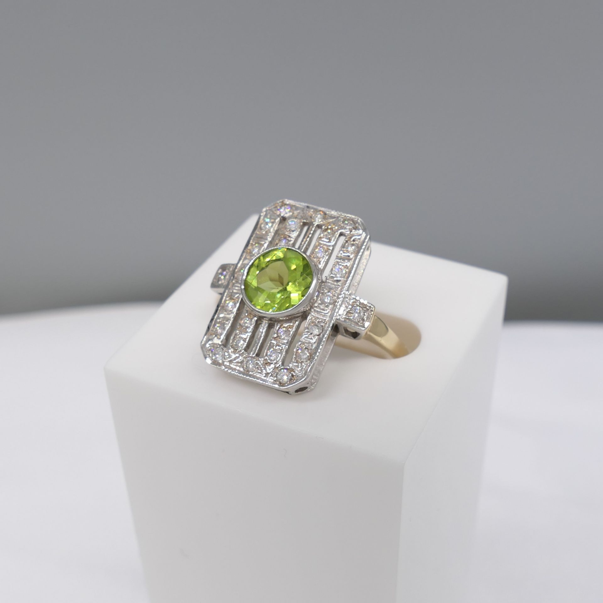 9ct White and Yellow Gold Vintage-style Peridot and Diamond Panel Ring - Image 4 of 6