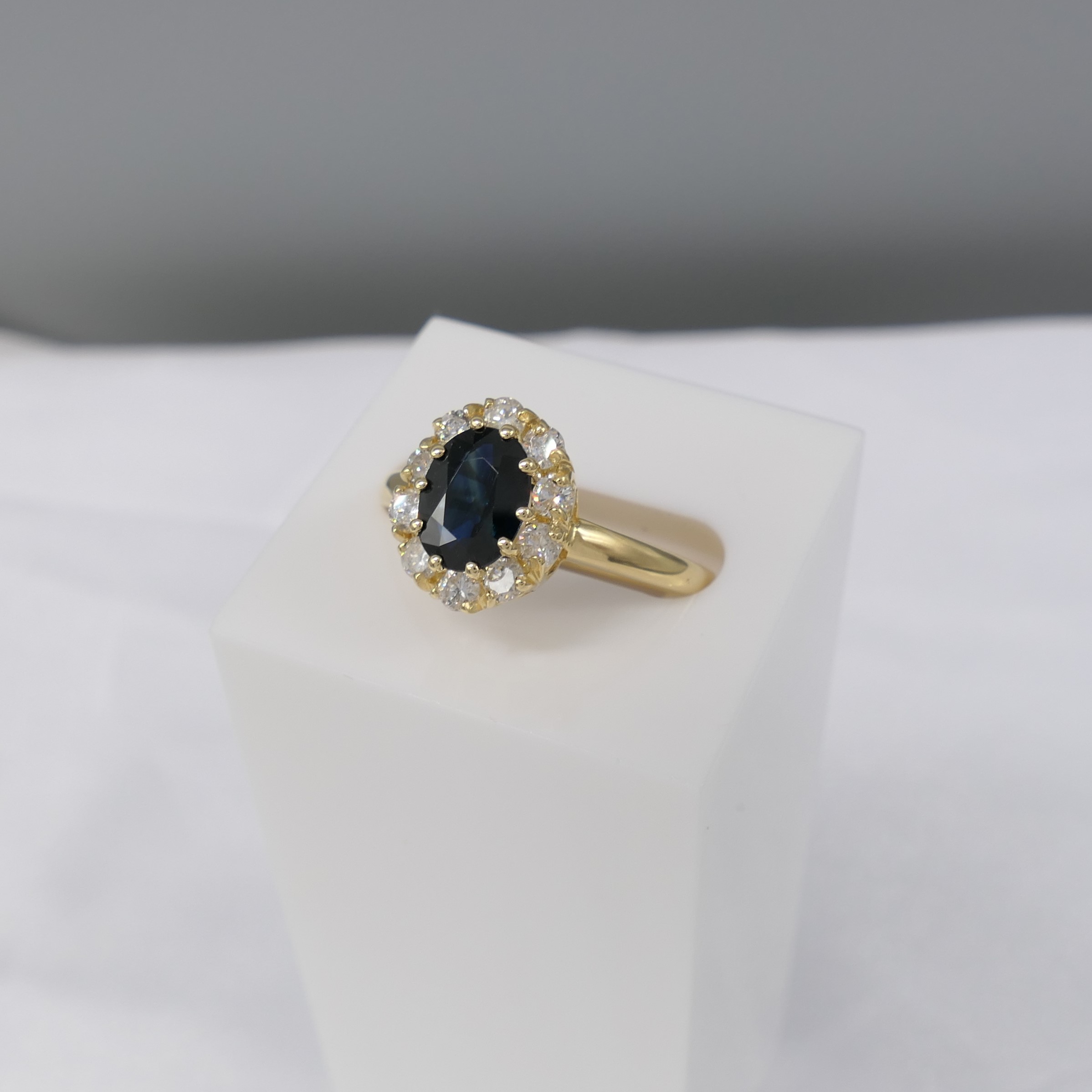 Oval-cut Sapphire and Round Brilliant-cut Diamond Cluster Ring In 18ct Yellow Gold - Image 4 of 6