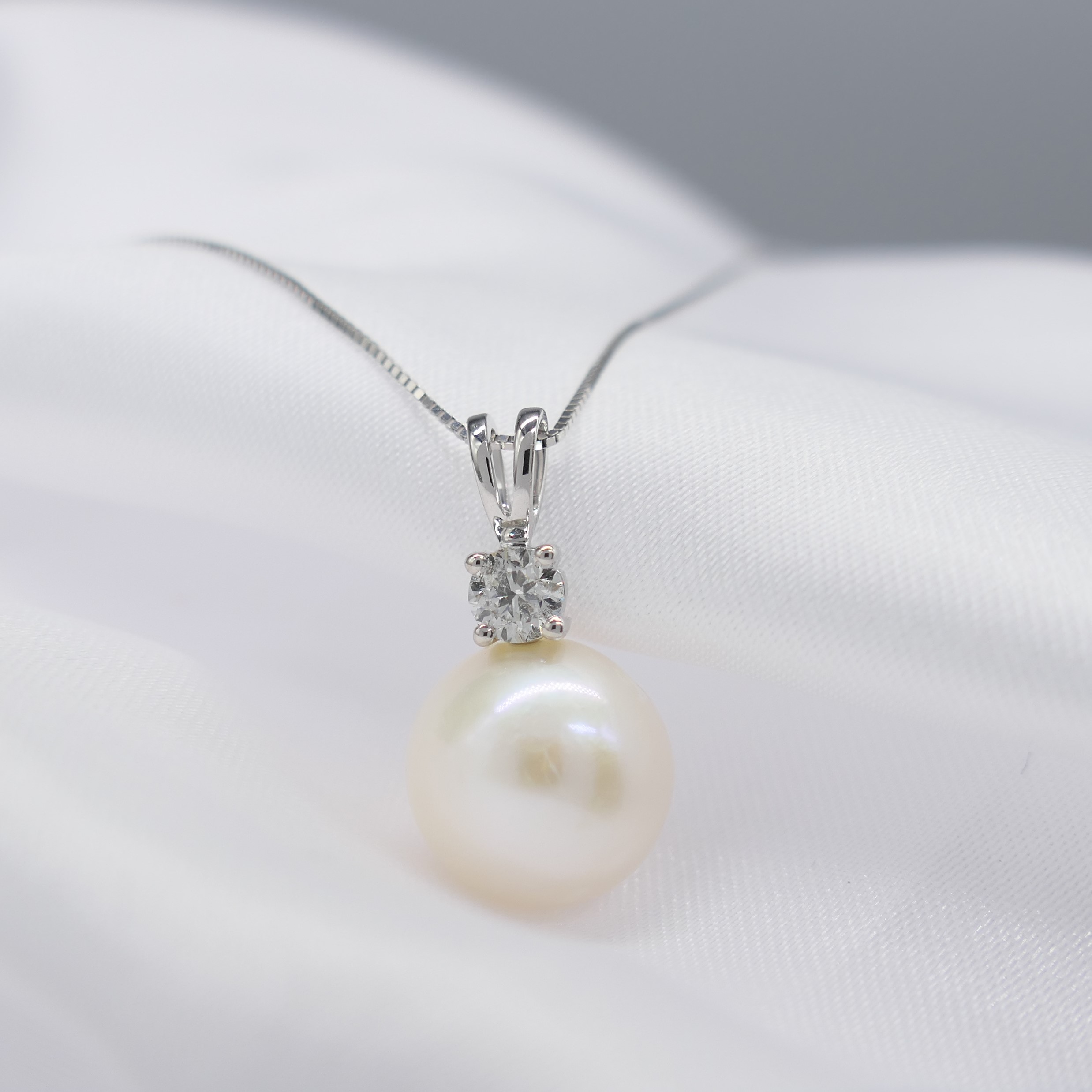 White Gold Freshwater Pearl and Diamond Necklace - Image 3 of 6