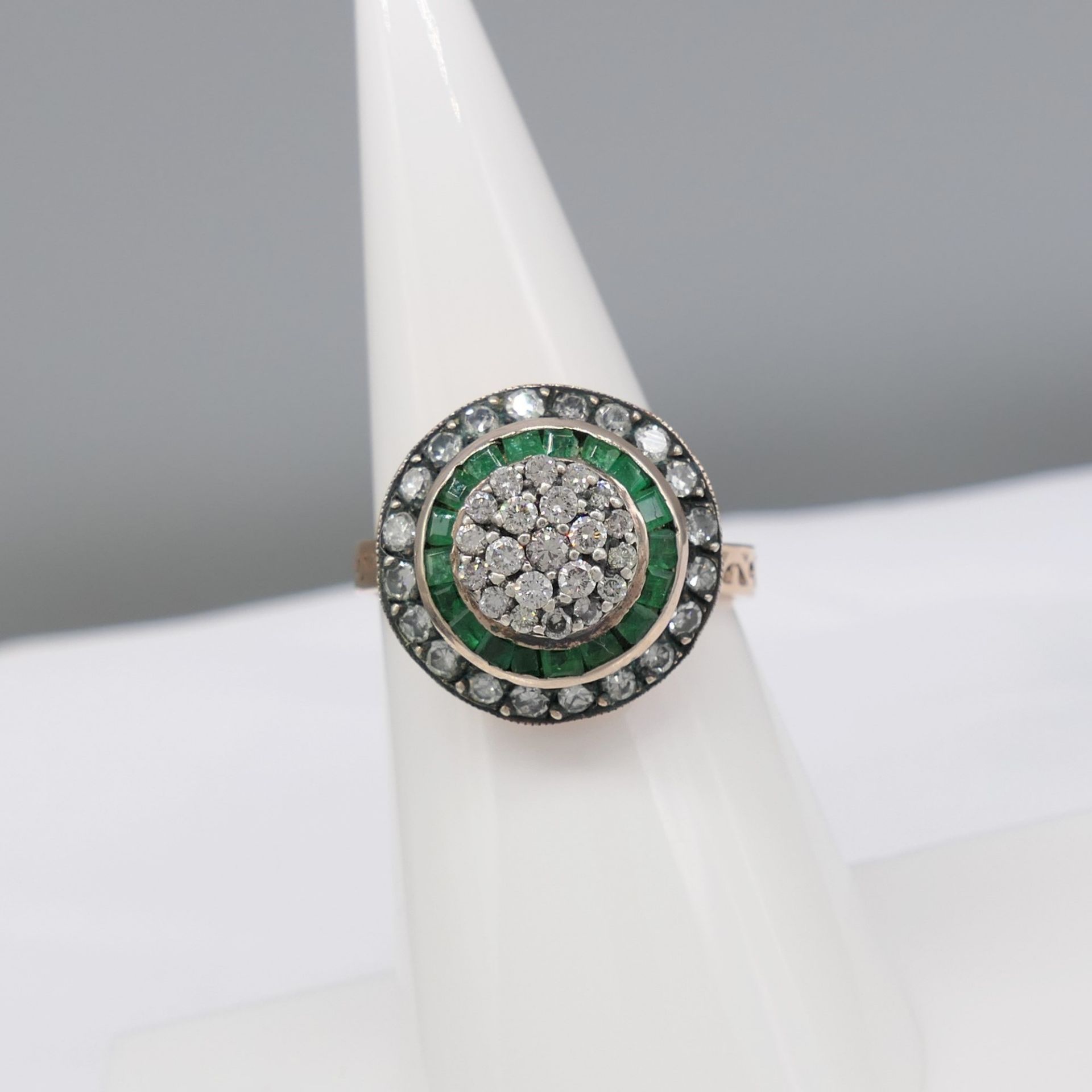 Vintage-style Target Ring Set With Diamonds and Emeralds In Rose Gold With Silver Top