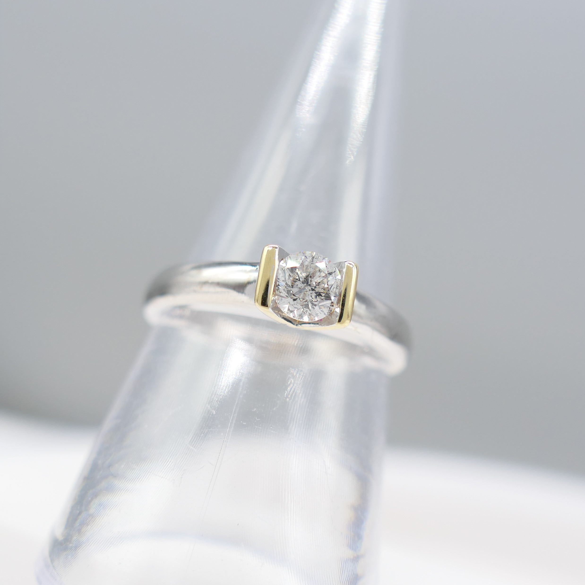 Contemporary 0.33 Carat Diamond Solitaire Ring In White and Yellow Gold, With Certificate - Image 3 of 6