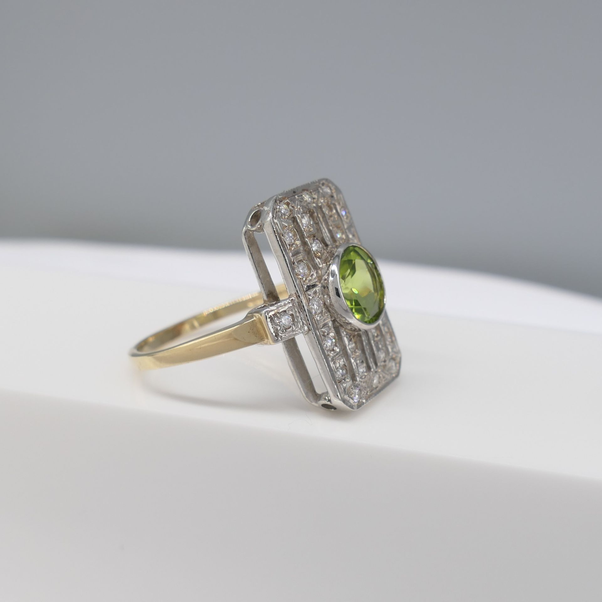 9ct White and Yellow Gold Vintage-style Peridot and Diamond Panel Ring - Image 6 of 6