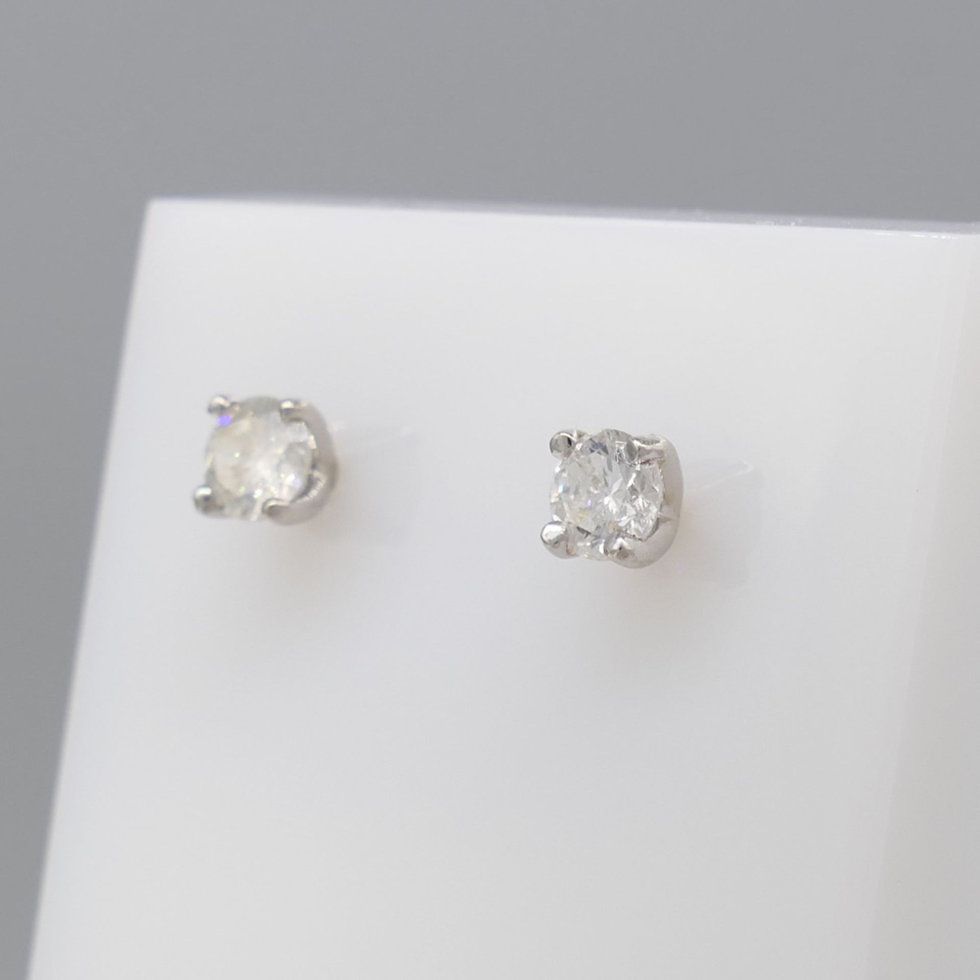 18ct White Gold 0.40 Carat Round Brilliant-cut Diamond Ear Studs