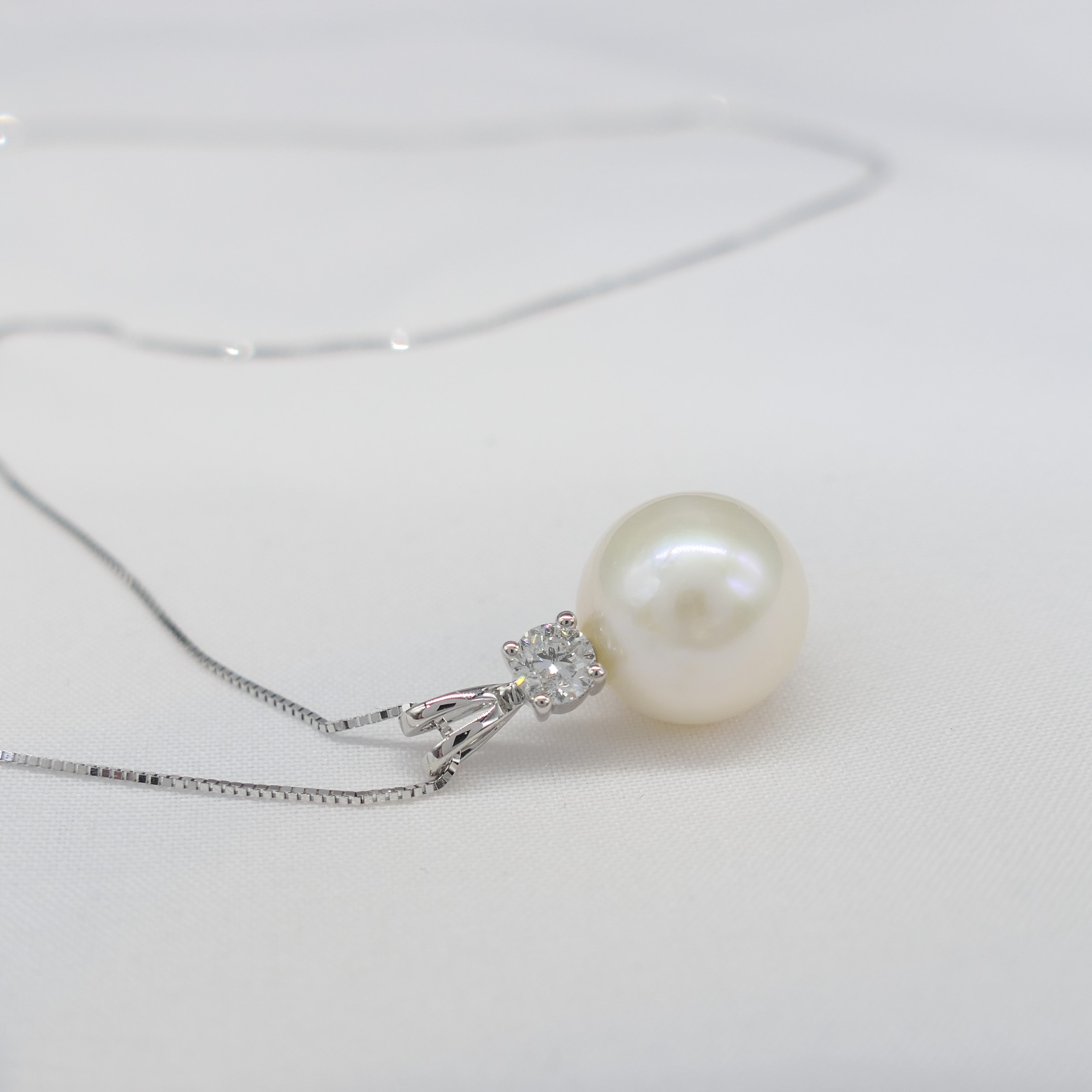 White Gold Freshwater Pearl and Diamond Necklace - Image 2 of 6