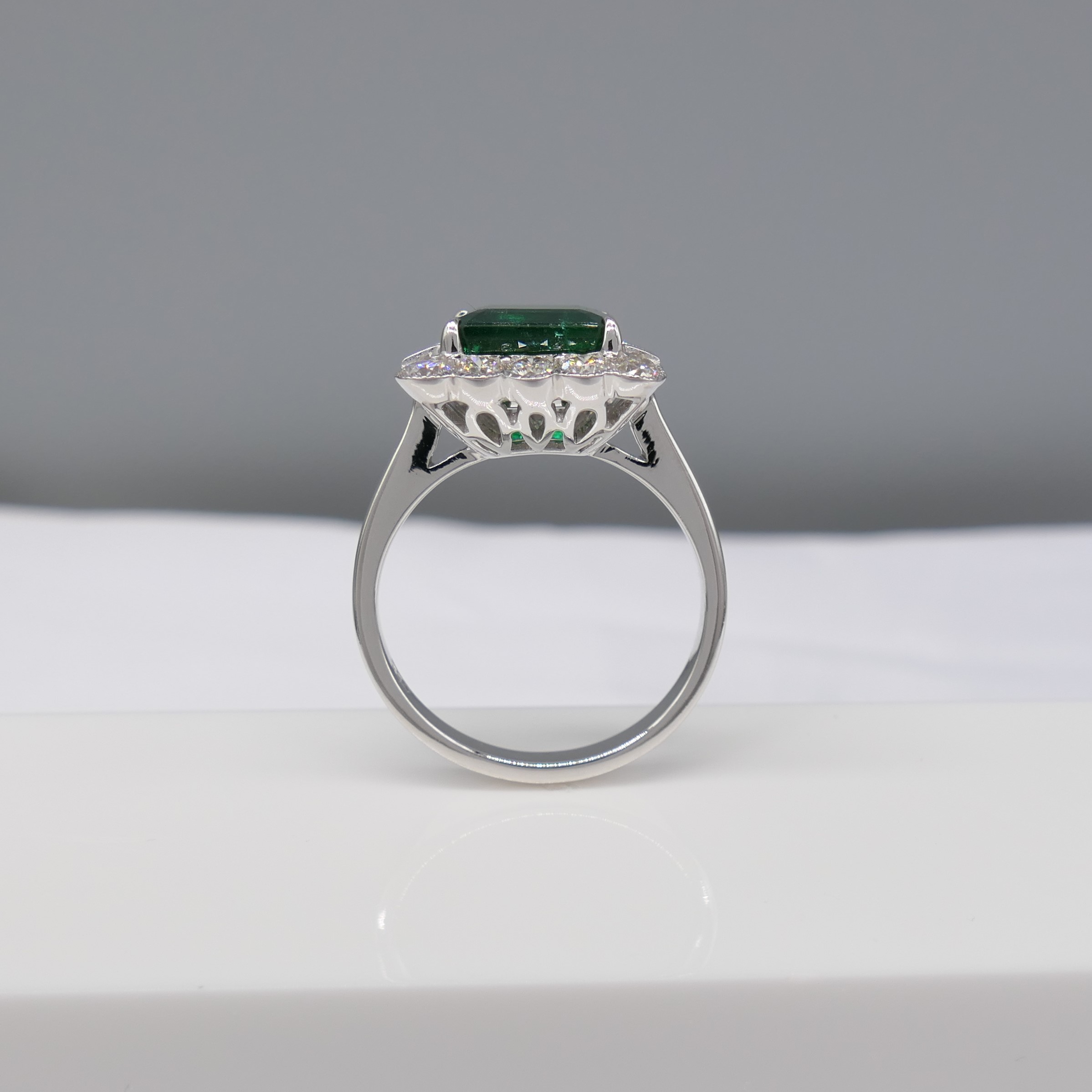 18ct White Gold Cocktail Ring Set With A Large Emerald and Diamonds - Image 5 of 7