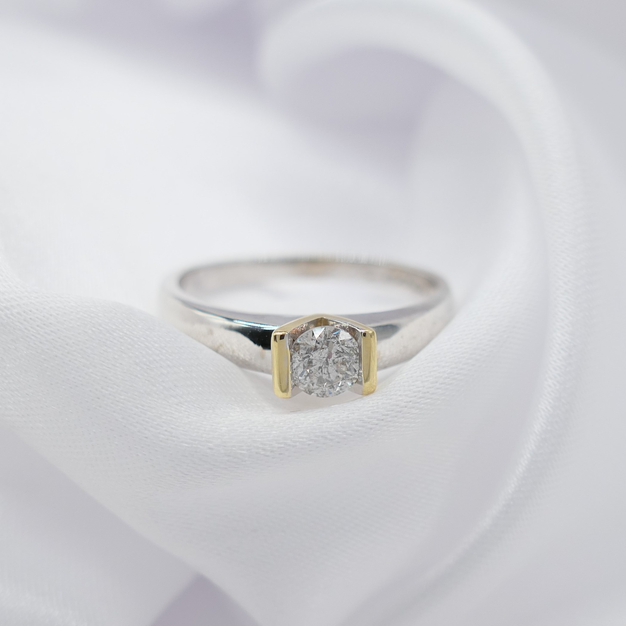 Contemporary 0.33 Carat Diamond Solitaire Ring In White and Yellow Gold, With Certificate - Image 2 of 6