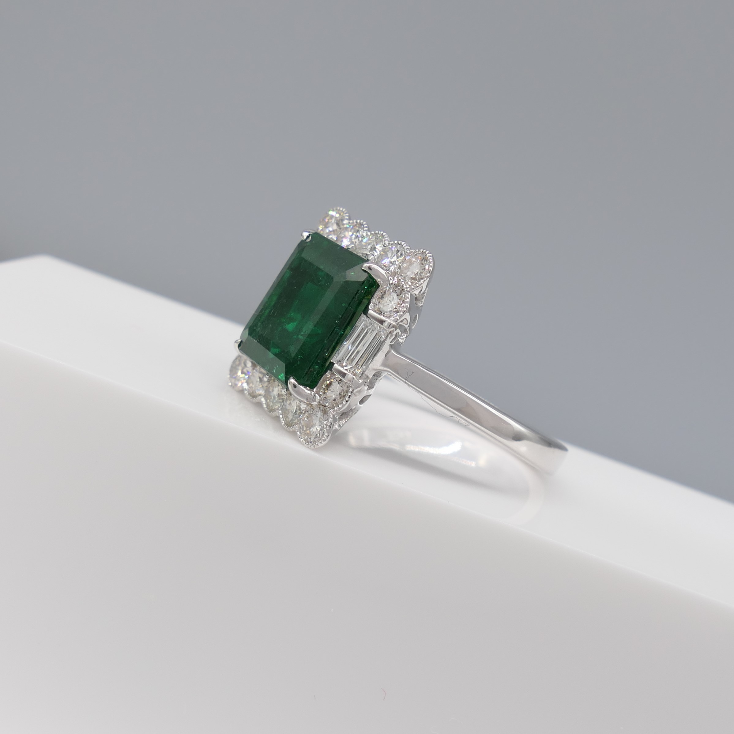 18ct White Gold Cocktail Ring Set With A Large Emerald and Diamonds - Image 7 of 7